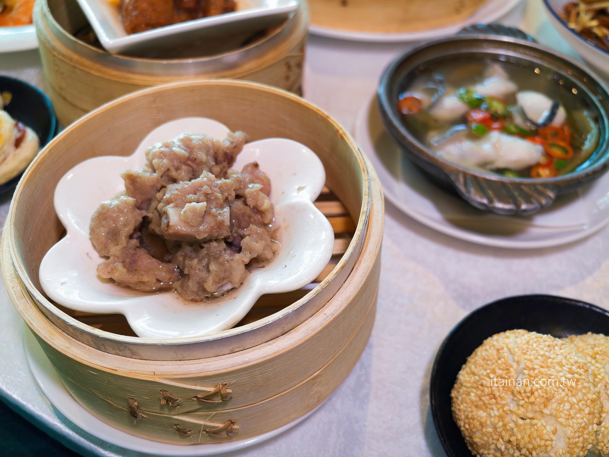 台南吃到飽|安平最新港點吃到飽!每日限定十組,55道港式料理現點現做無限供應,叉燒、烤鴨、乾炒牛河必吃!「亞果薈中餐廳」期間限定 台南吃到飽|安平最新港點吃到飽!每日限定十組,55道港式料理現點現做無限供應,叉燒、烤鴨、乾炒牛河必吃!「亞果薈中餐廳」期間限定