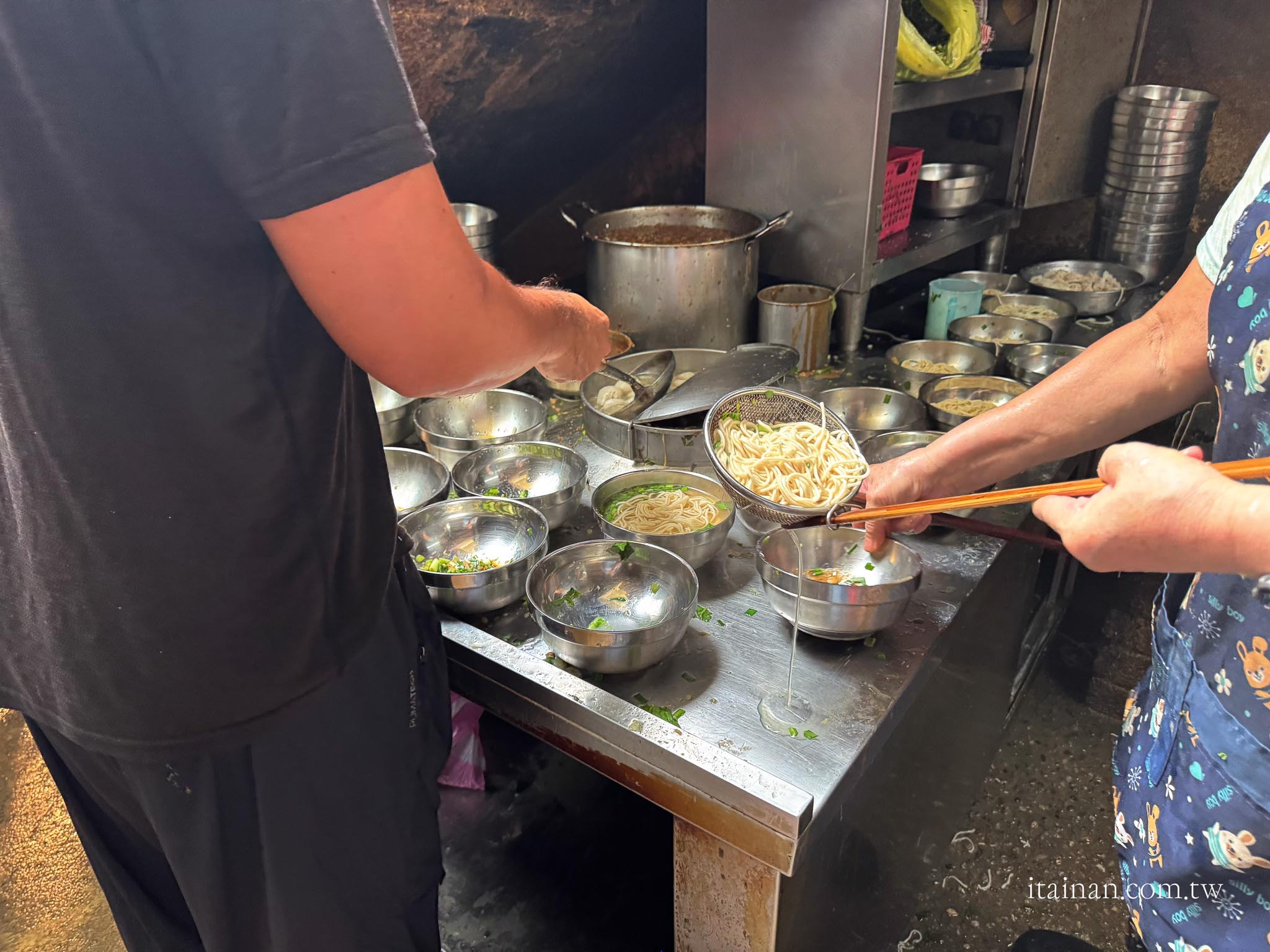 台南美食｜藏身百年鴨母寮市場的人氣老店！一碗炭火麵，吃出台南最樸實的古早味「鴨母寮炭火麵」
