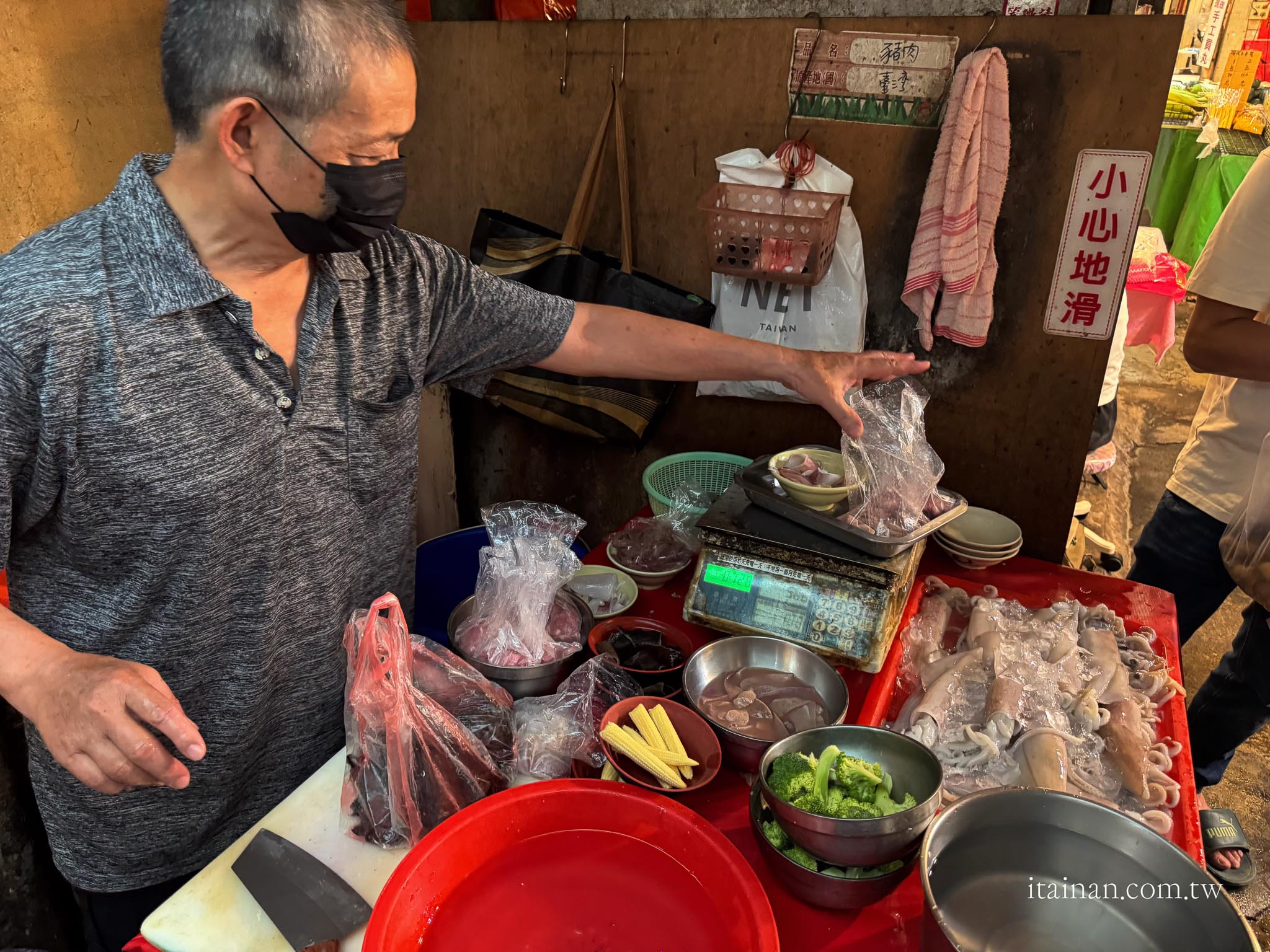 台南美食｜藏身百年鴨母寮市場的人氣老店！一碗炭火麵，吃出台南最樸實的古早味「鴨母寮炭火麵」