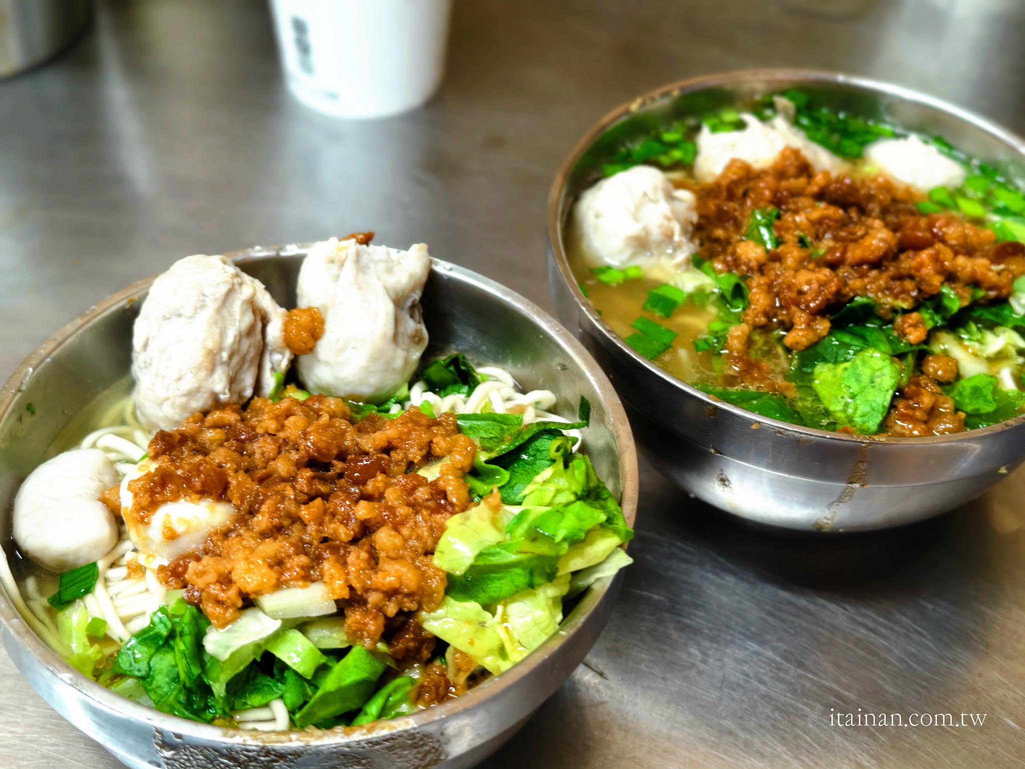 台南美食｜藏身百年鴨母寮市場的人氣老店！一碗炭火麵，吃出台南最樸實的古早味「鴨母寮炭火麵」