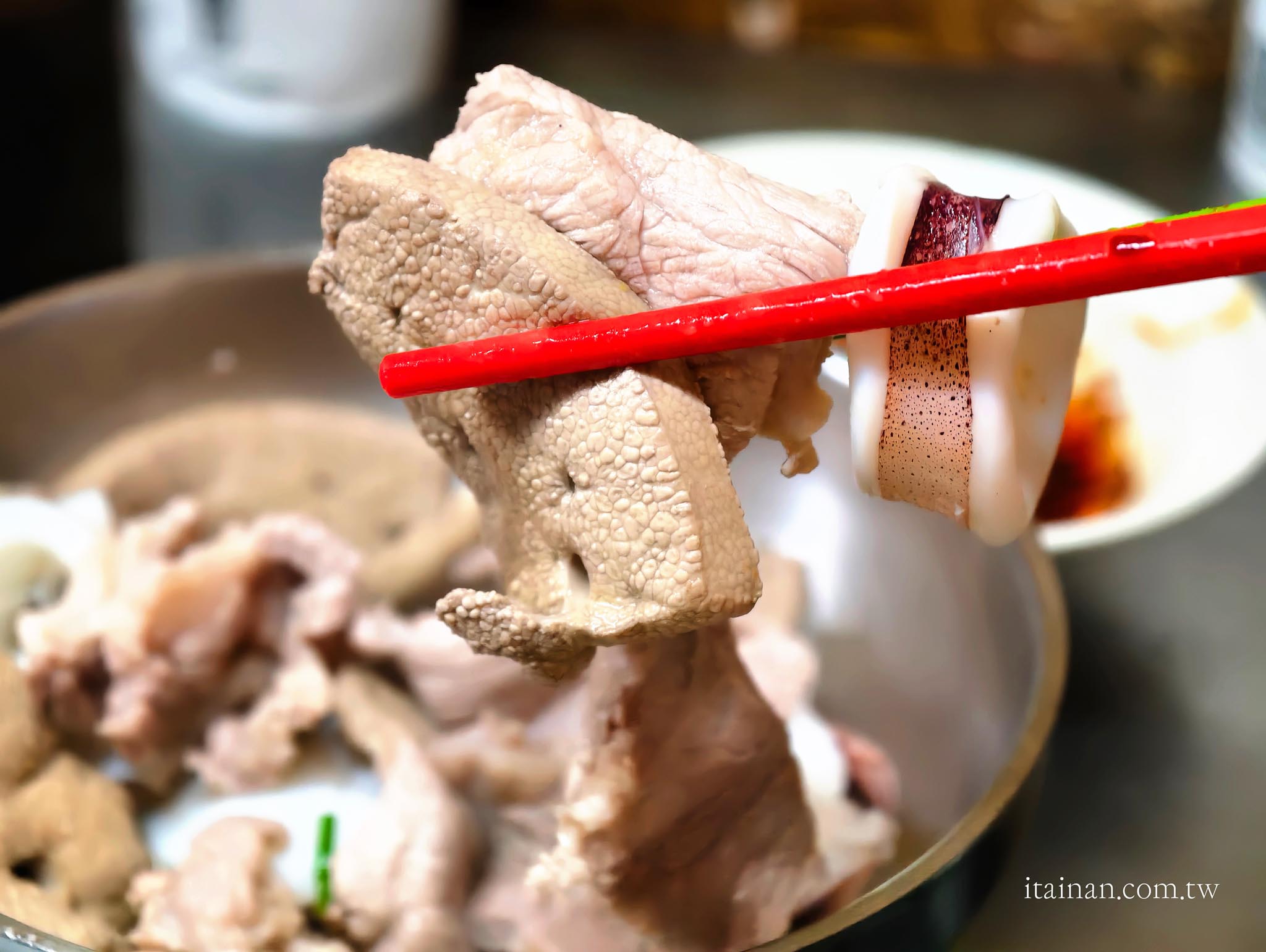 台南美食｜藏身百年鴨母寮市場的人氣老店！一碗炭火麵，吃出台南最樸實的古早味「鴨母寮炭火麵」