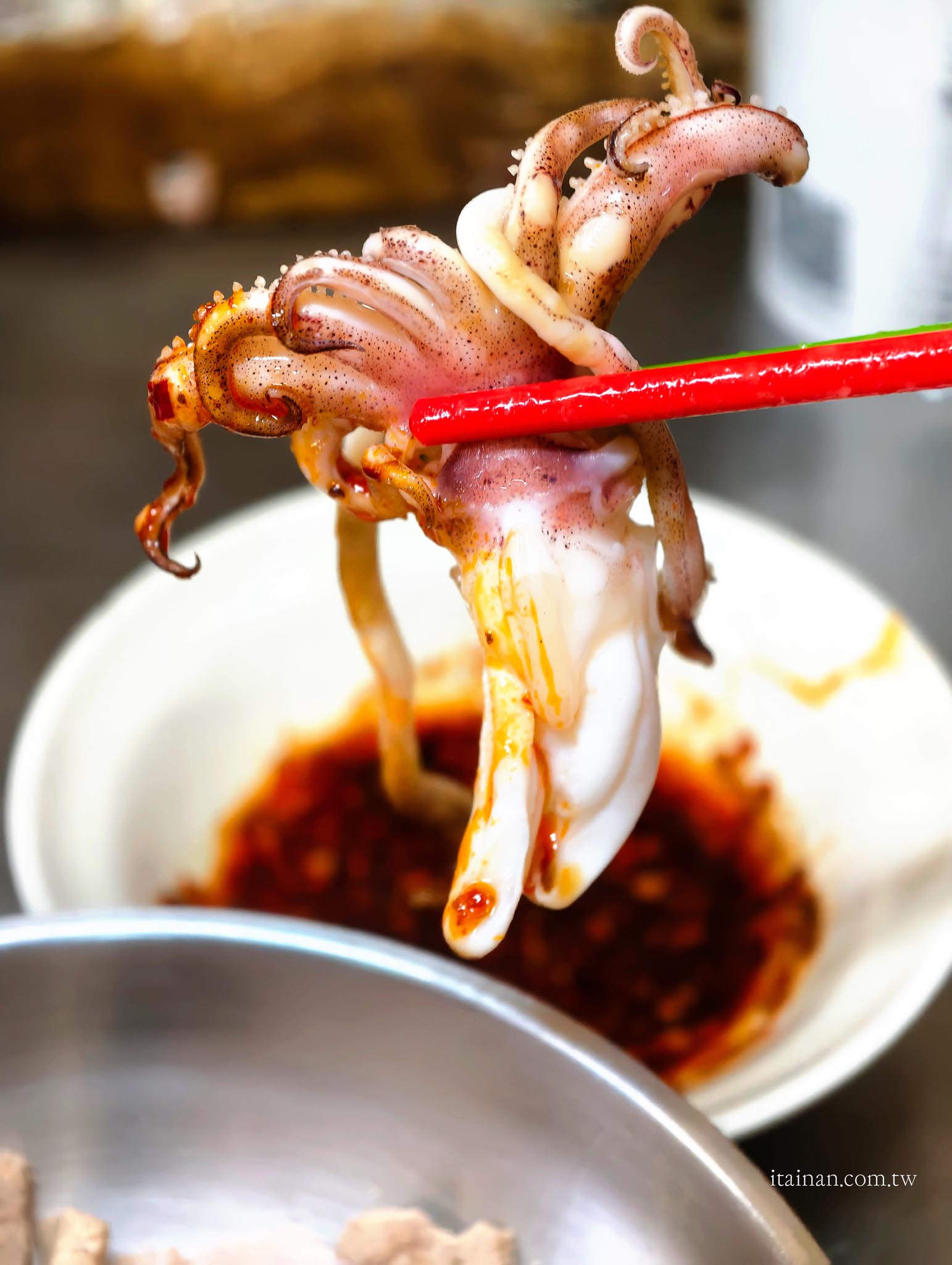 台南美食｜藏身百年鴨母寮市場的人氣老店！一碗炭火麵，吃出台南最樸實的古早味「鴨母寮炭火麵」