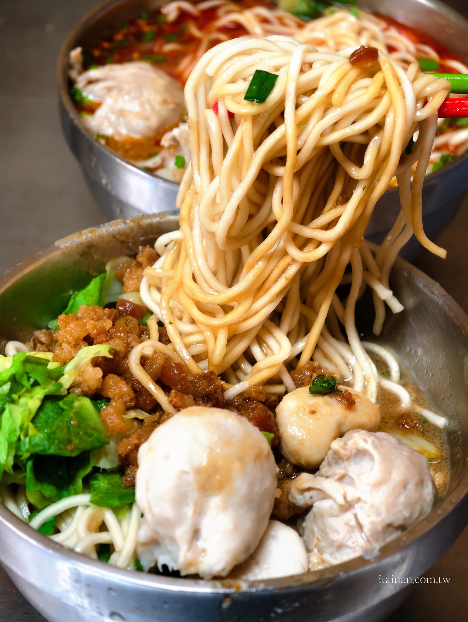 台南美食｜藏身百年鴨母寮市場的人氣老店！一碗炭火麵，吃出台南最樸實的古早味「鴨母寮炭火麵」