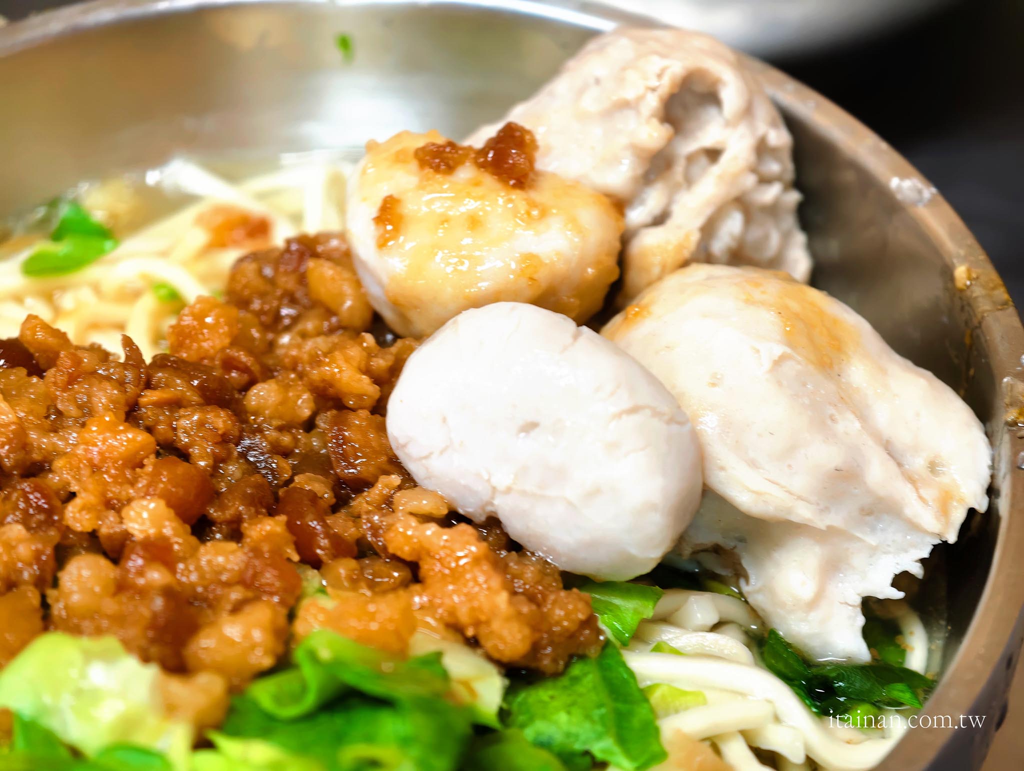 台南美食｜藏身百年鴨母寮市場的人氣老店！一碗炭火麵，吃出台南最樸實的古早味「鴨母寮炭火麵」