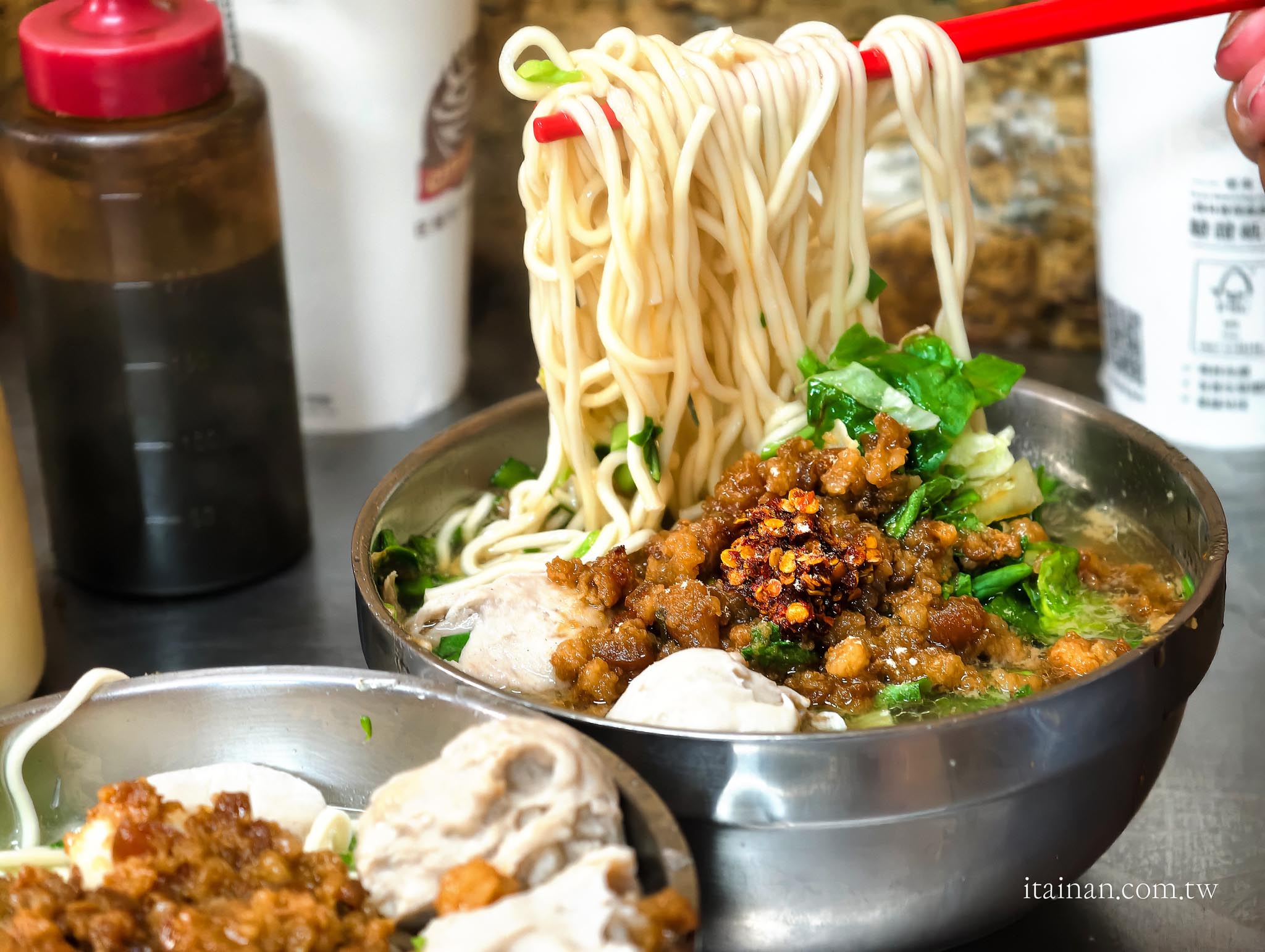台南美食｜藏身百年鴨母寮市場的人氣老店！一碗炭火麵，吃出台南最樸實的古早味「鴨母寮炭火麵」