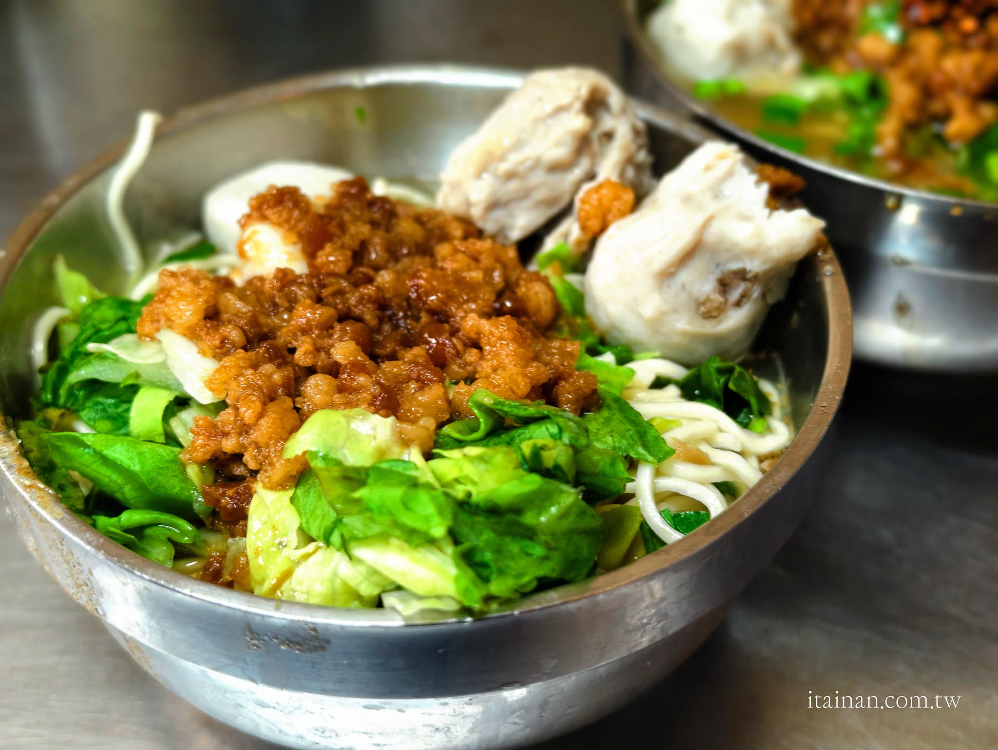 台南美食｜藏身百年鴨母寮市場的人氣老店！一碗炭火麵，吃出台南最樸實的古早味「鴨母寮炭火麵」