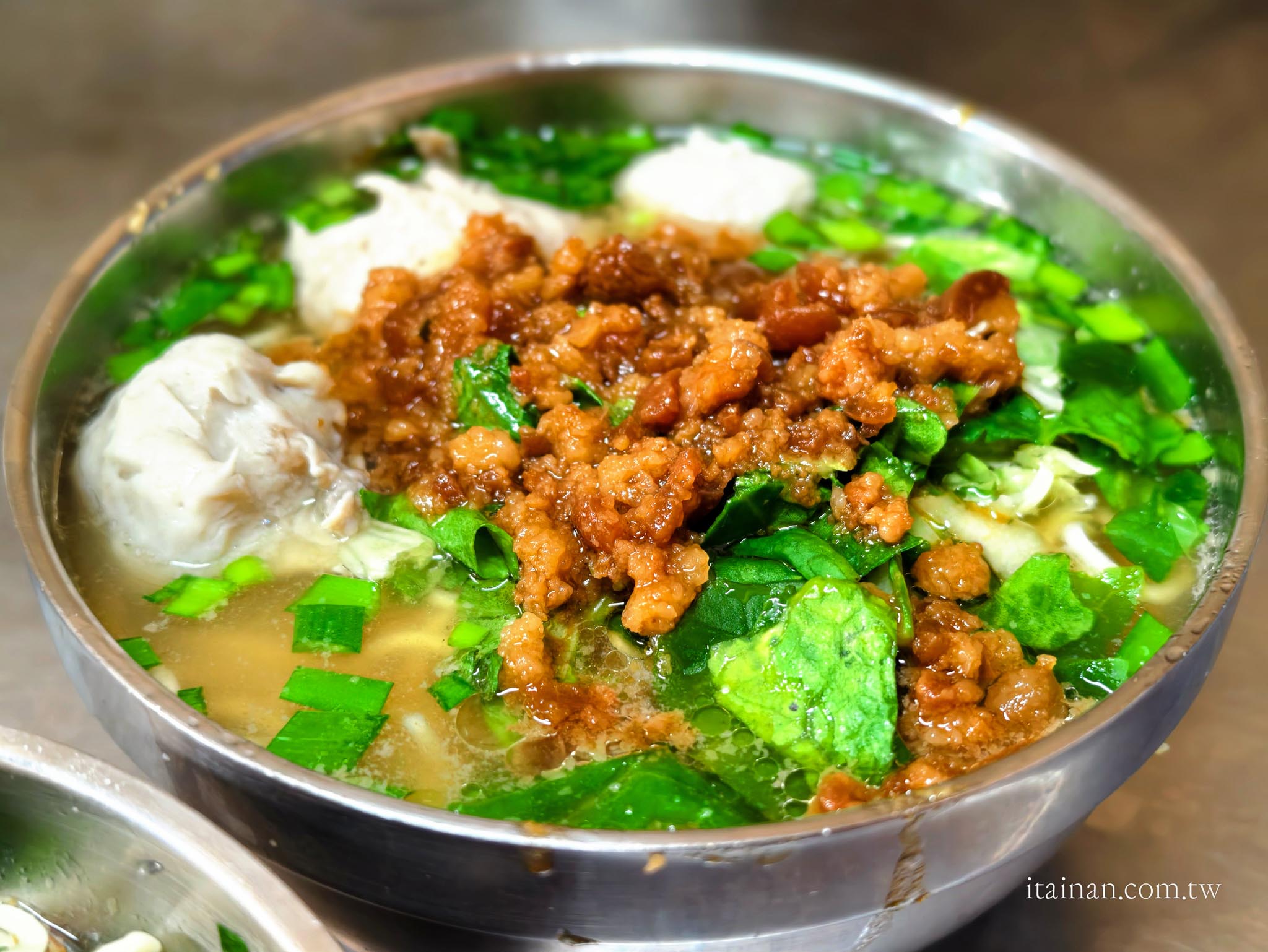 台南美食｜藏身百年鴨母寮市場的人氣老店！一碗炭火麵，吃出台南最樸實的古早味「鴨母寮炭火麵」