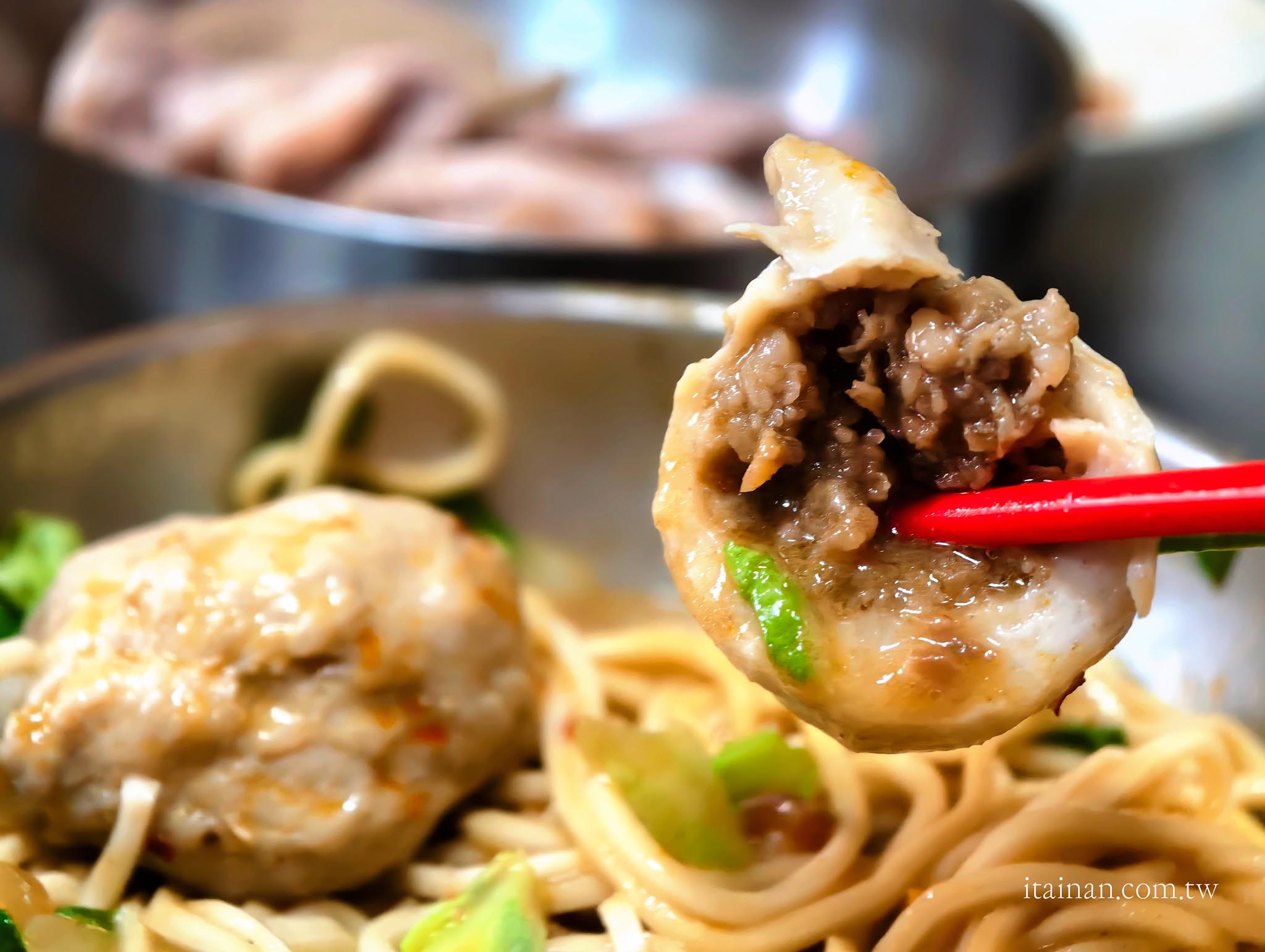 台南美食｜藏身百年鴨母寮市場的人氣老店！一碗炭火麵，吃出台南最樸實的古早味「鴨母寮炭火麵」