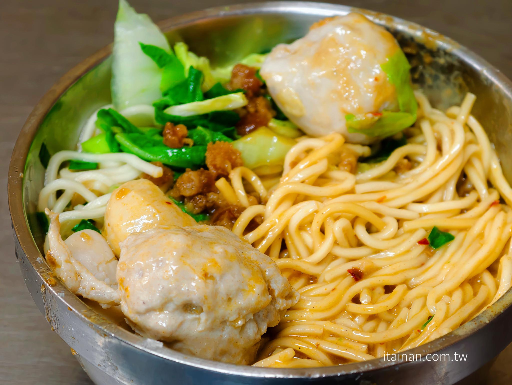 台南美食｜藏身百年鴨母寮市場的人氣老店！一碗炭火麵，吃出台南最樸實的古早味「鴨母寮炭火麵」