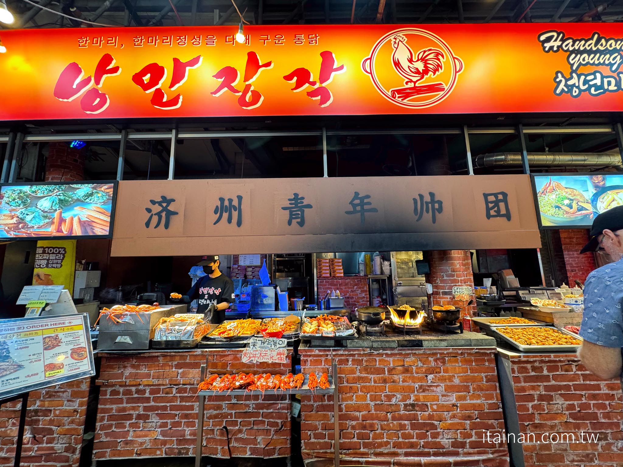 濟州島美食｜東門市場超人氣火焰秀！現烤龍蝦、蟹膏飯必吃「 청년미남들 낭만장작점(handsome youngmen 济州青年帅团)濟州青年帥團