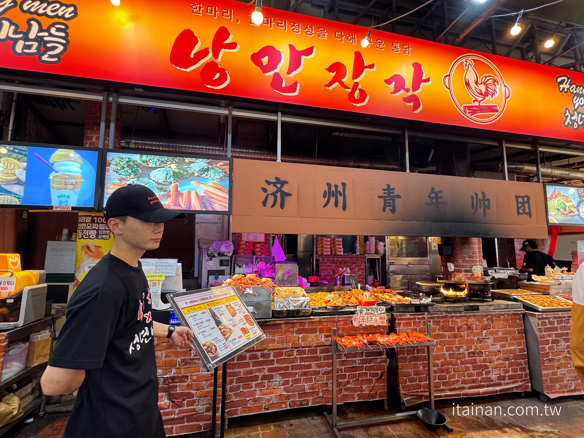 濟州島美食｜東門市場超人氣火焰秀！現烤龍蝦、蟹膏飯必吃「 청년미남들 낭만장작점(handsome youngmen 济州青年帅团)濟州青年帥團