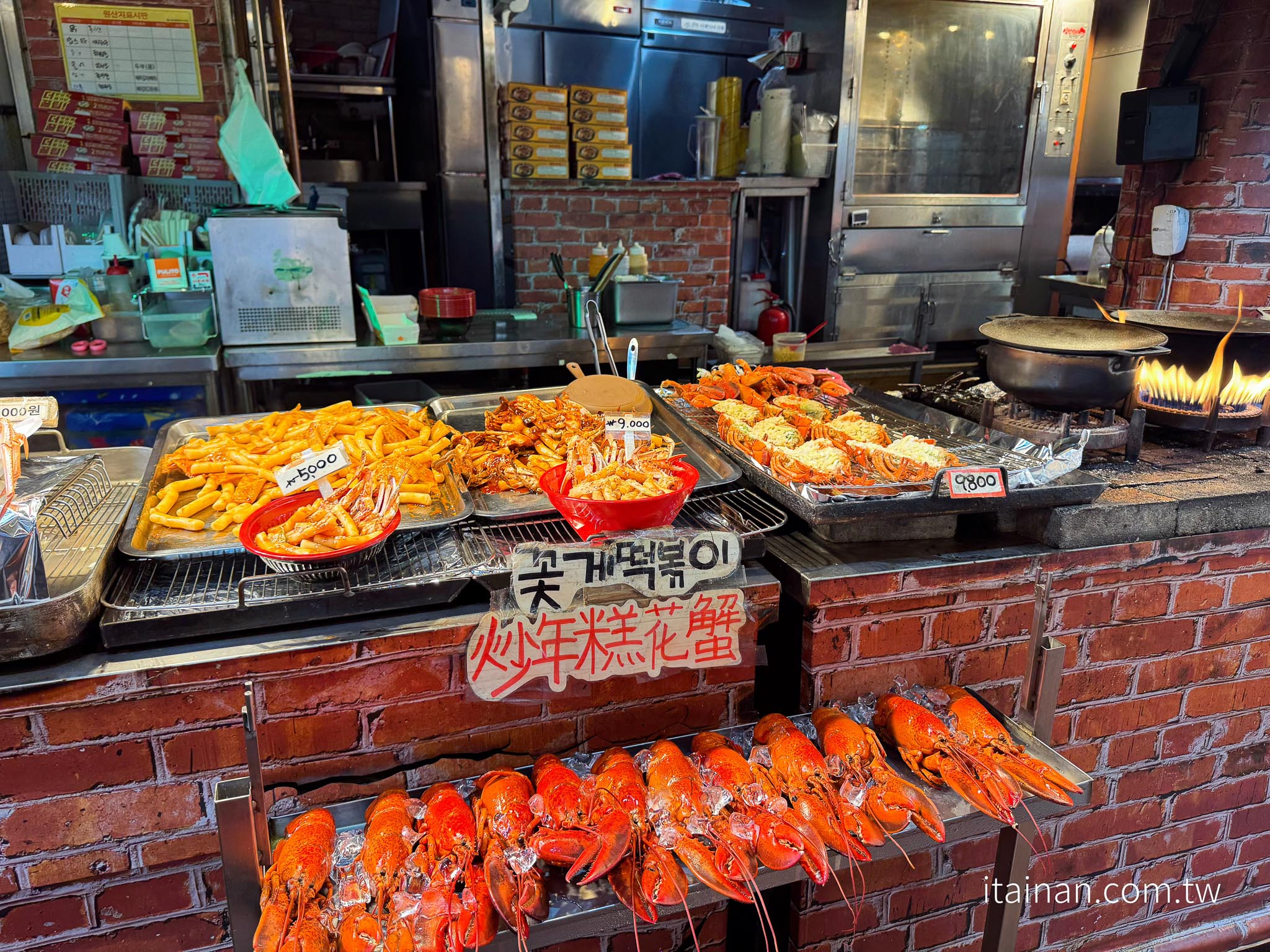 濟州島美食｜東門市場超人氣火焰秀！現烤龍蝦、蟹膏飯必吃「 청년미남들 낭만장작점(handsome youngmen 济州青年帅团)濟州青年帥團