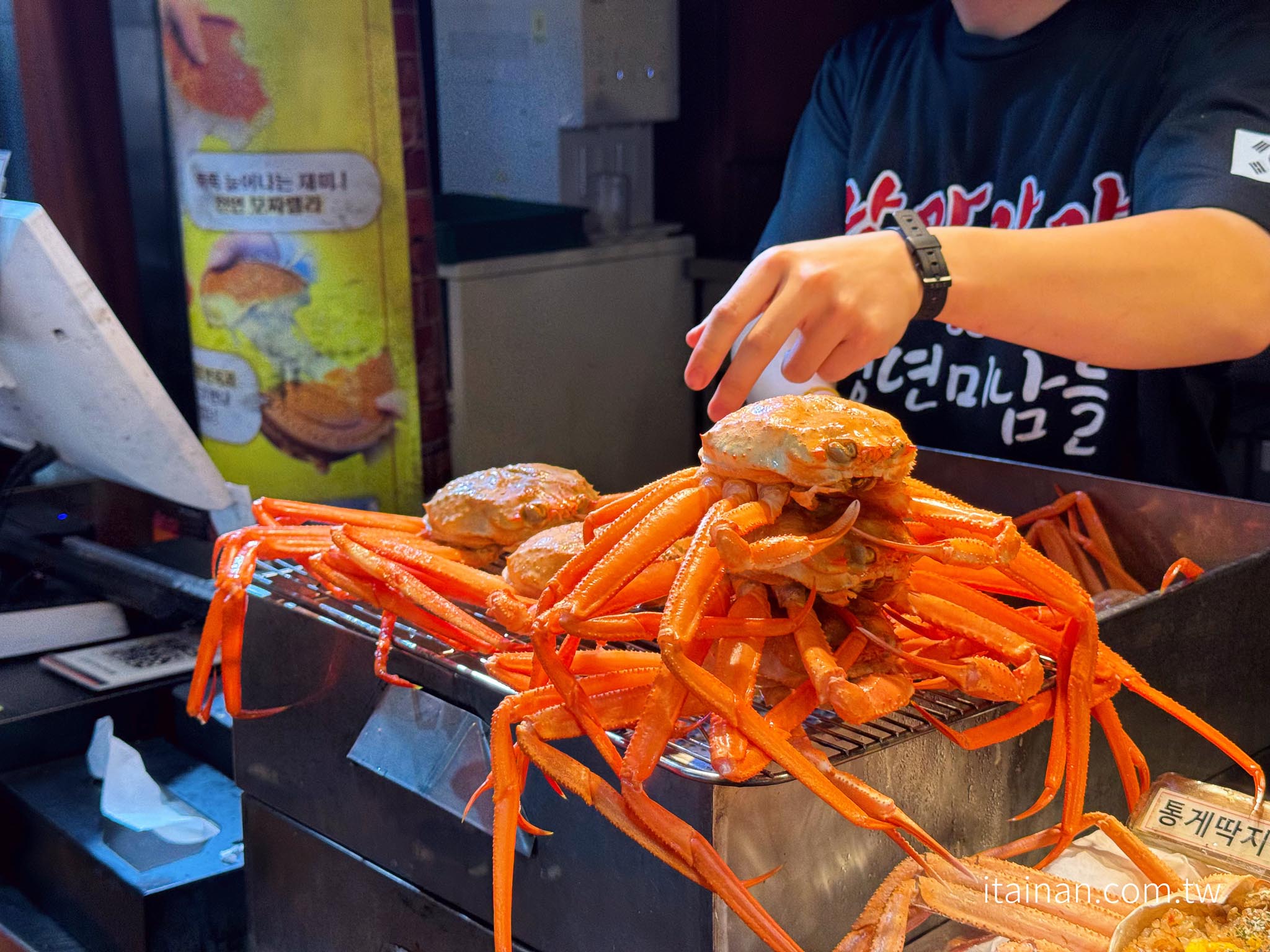 濟州島美食｜東門市場超人氣火焰秀！現烤龍蝦、蟹膏飯必吃「 청년미남들 낭만장작점(handsome youngmen 济州青年帅团)濟州青年帥團