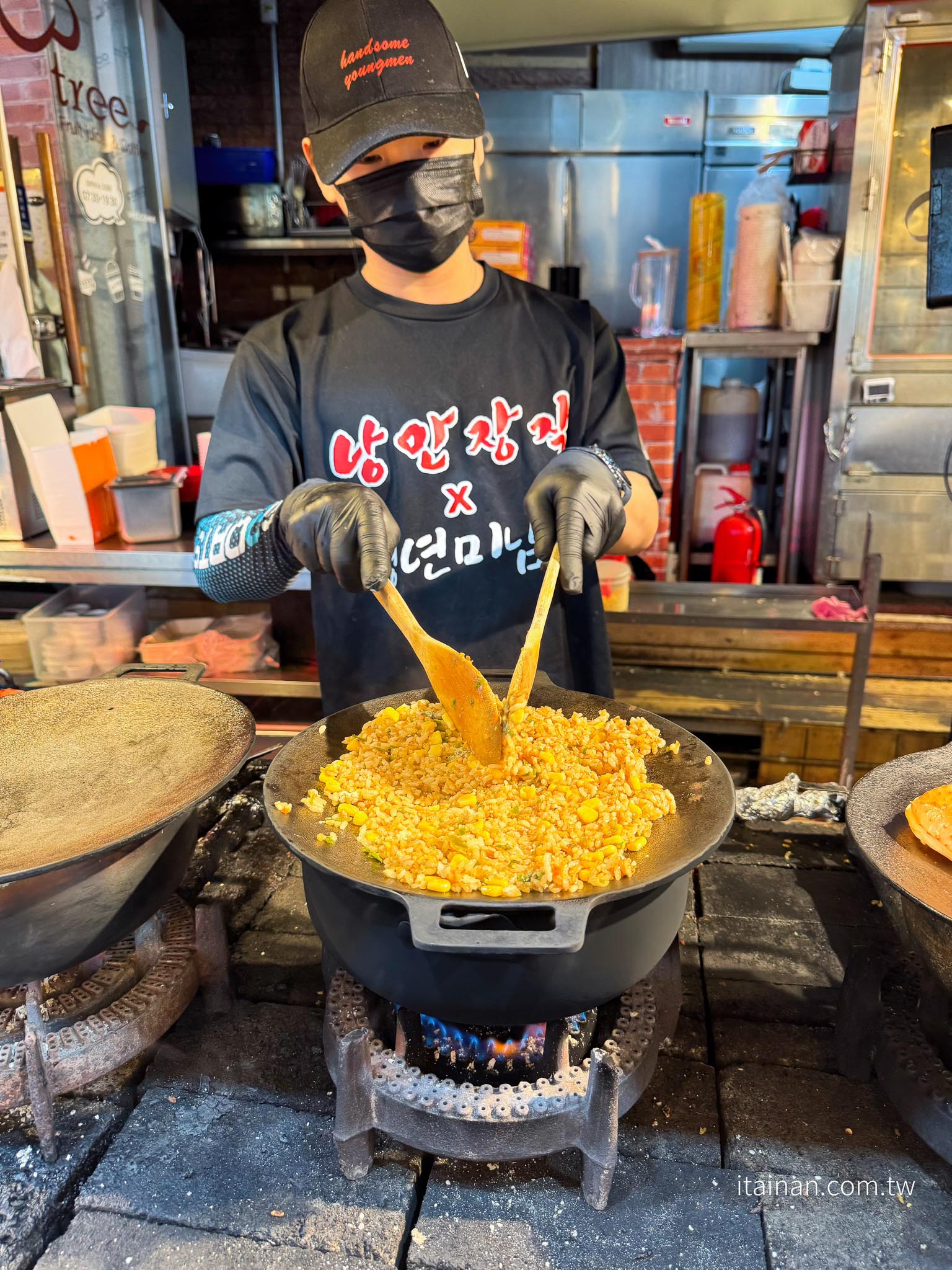 濟州島美食｜東門市場超人氣火焰秀！現烤龍蝦、蟹膏飯必吃「 청년미남들 낭만장작점(handsome youngmen 济州青年帅团)濟州青年帥團