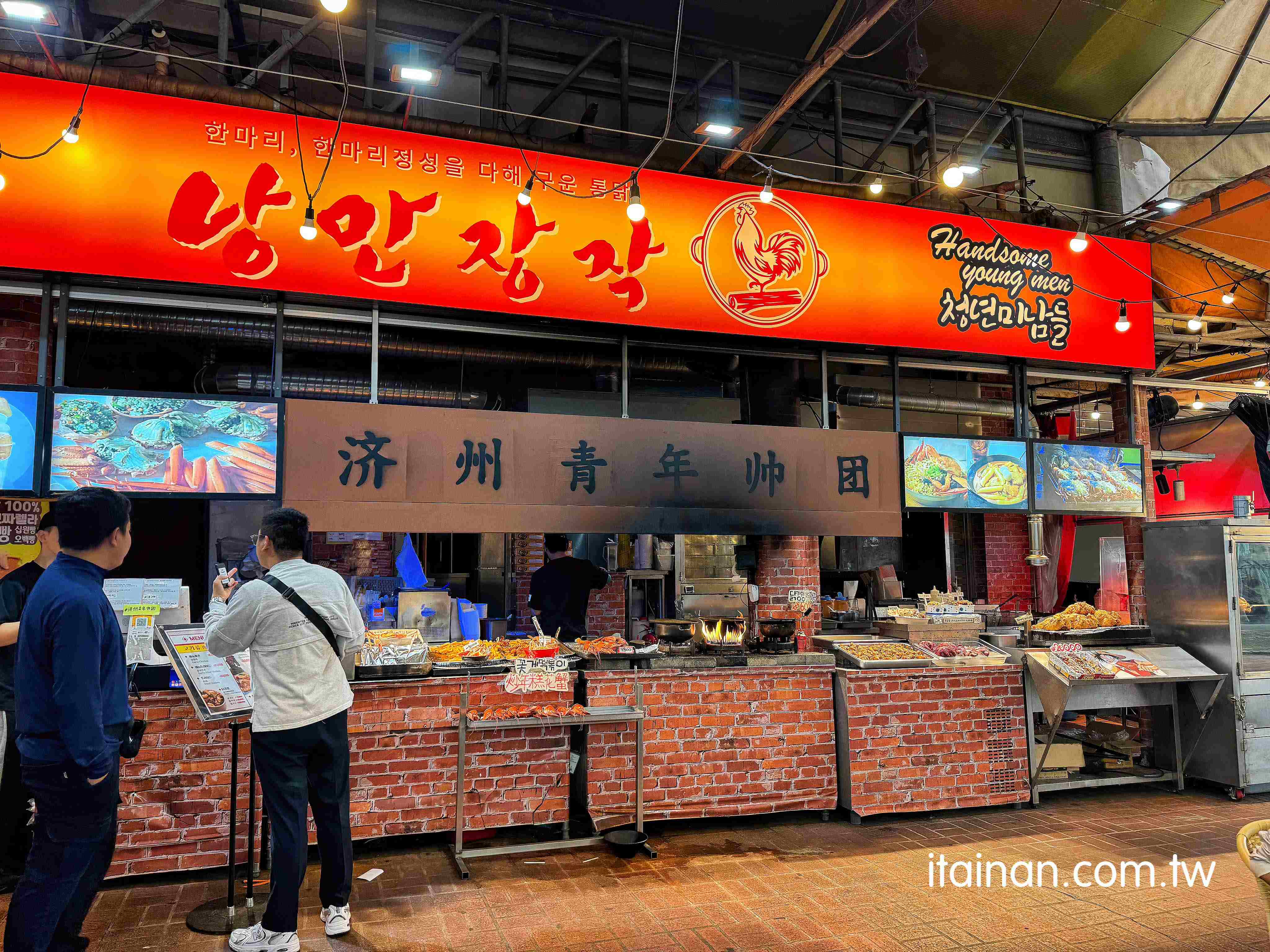 濟州島美食｜東門市場超人氣火焰秀！焗烤龍蝦、蟹膏飯必吃「 청년미남들 낭만장작점(handsome youngmen 济州青年帅团)濟州青年帥團