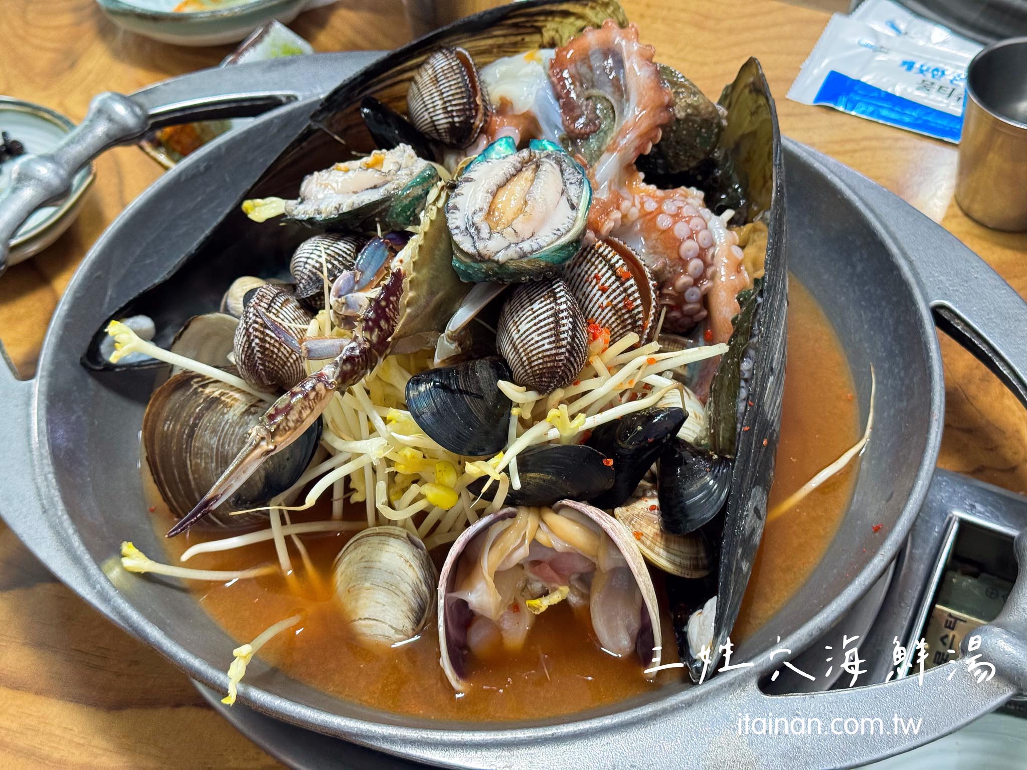 濟州島美食|太浮誇!海鮮在鍋子裡跳舞!整鍋鮑魚、章魚、螃蟹堆成山,上桌竟然還會動「三姓穴海鮮湯 道頭店 삼성혈해물탕 도두점」 濟州島美食|太浮誇!海鮮在鍋子裡跳舞!整鍋鮑魚、章魚、螃蟹堆成山,上桌竟然還會動「三姓穴海鮮湯 道頭店 삼성혈해물탕 도두점」