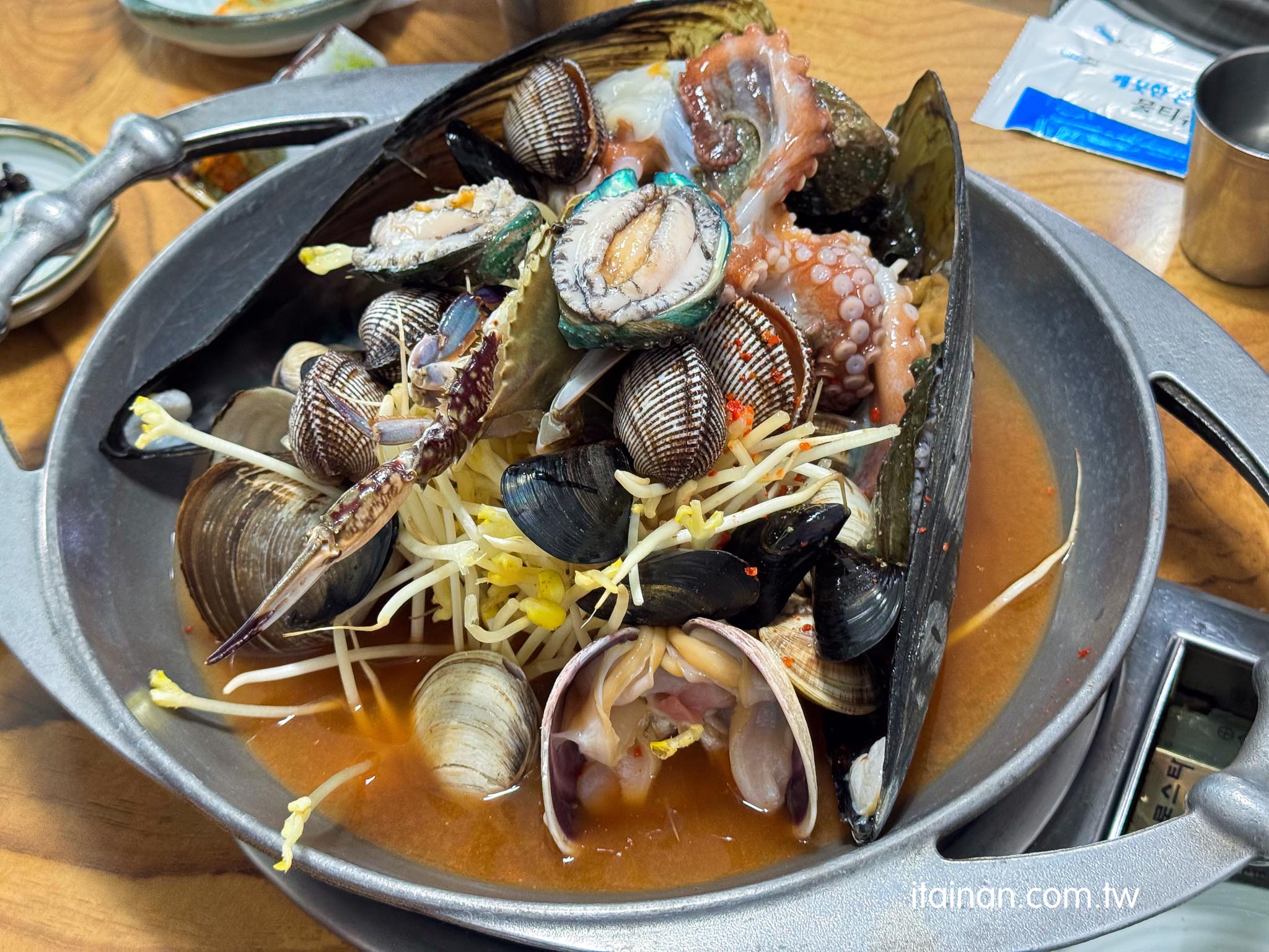 濟州島美食｜太浮誇！海鮮在鍋子裡跳舞!整鍋鮑魚、章魚、螃蟹堆成山，上桌竟然還會動「三姓穴海鮮湯 道頭店 삼성혈해물탕 도두점」