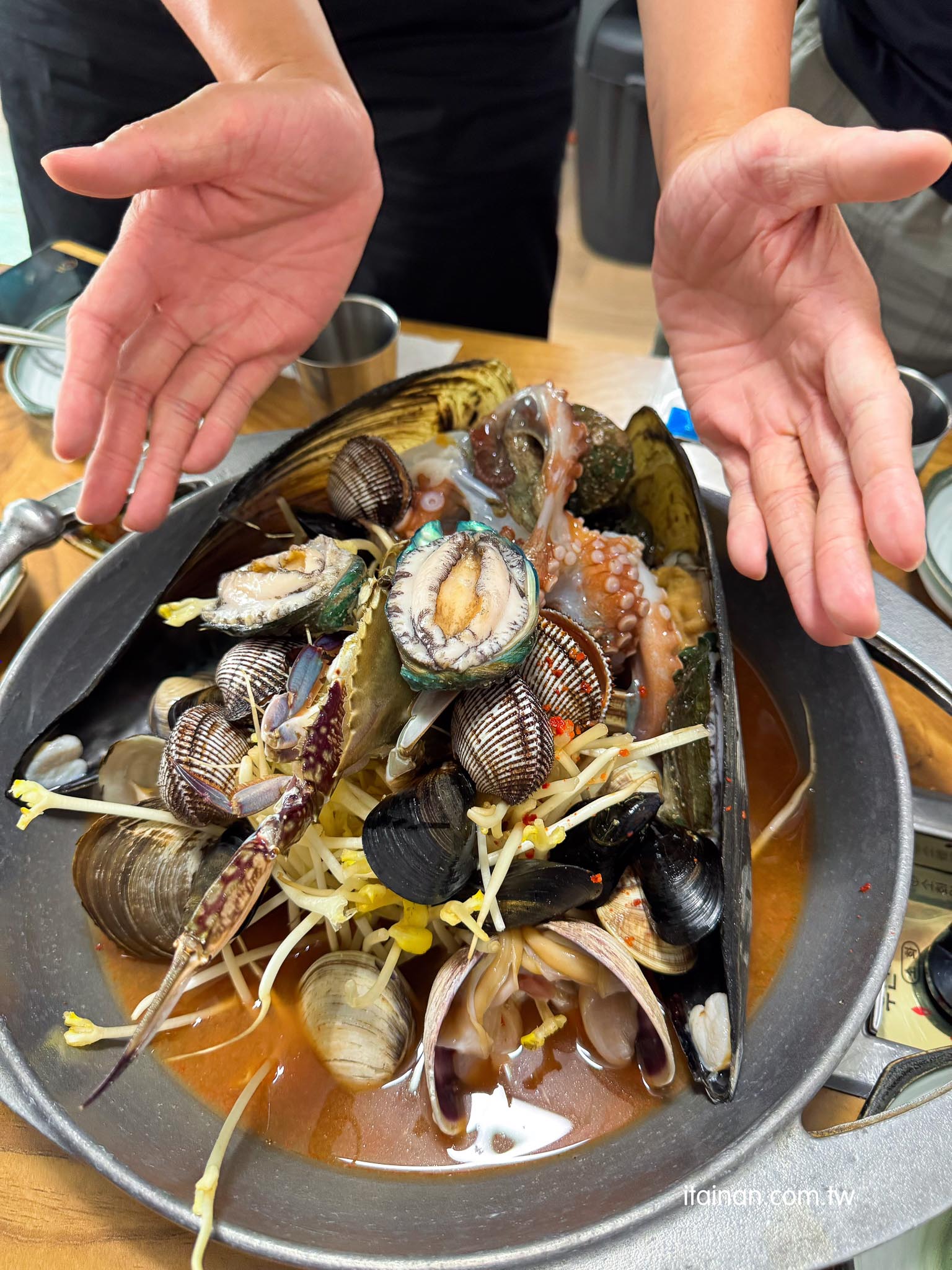 濟州島美食|太浮誇!海鮮在鍋子裡跳舞!整鍋鮑魚、章魚、螃蟹堆成山,上桌竟然還會動「三姓穴海鮮湯 道頭店 삼성혈해물탕 도두점」 濟州島美食|太浮誇!海鮮在鍋子裡跳舞!整鍋鮑魚、章魚、螃蟹堆成山,上桌竟然還會動「三姓穴海鮮湯 道頭店 삼성혈해물탕 도두점」