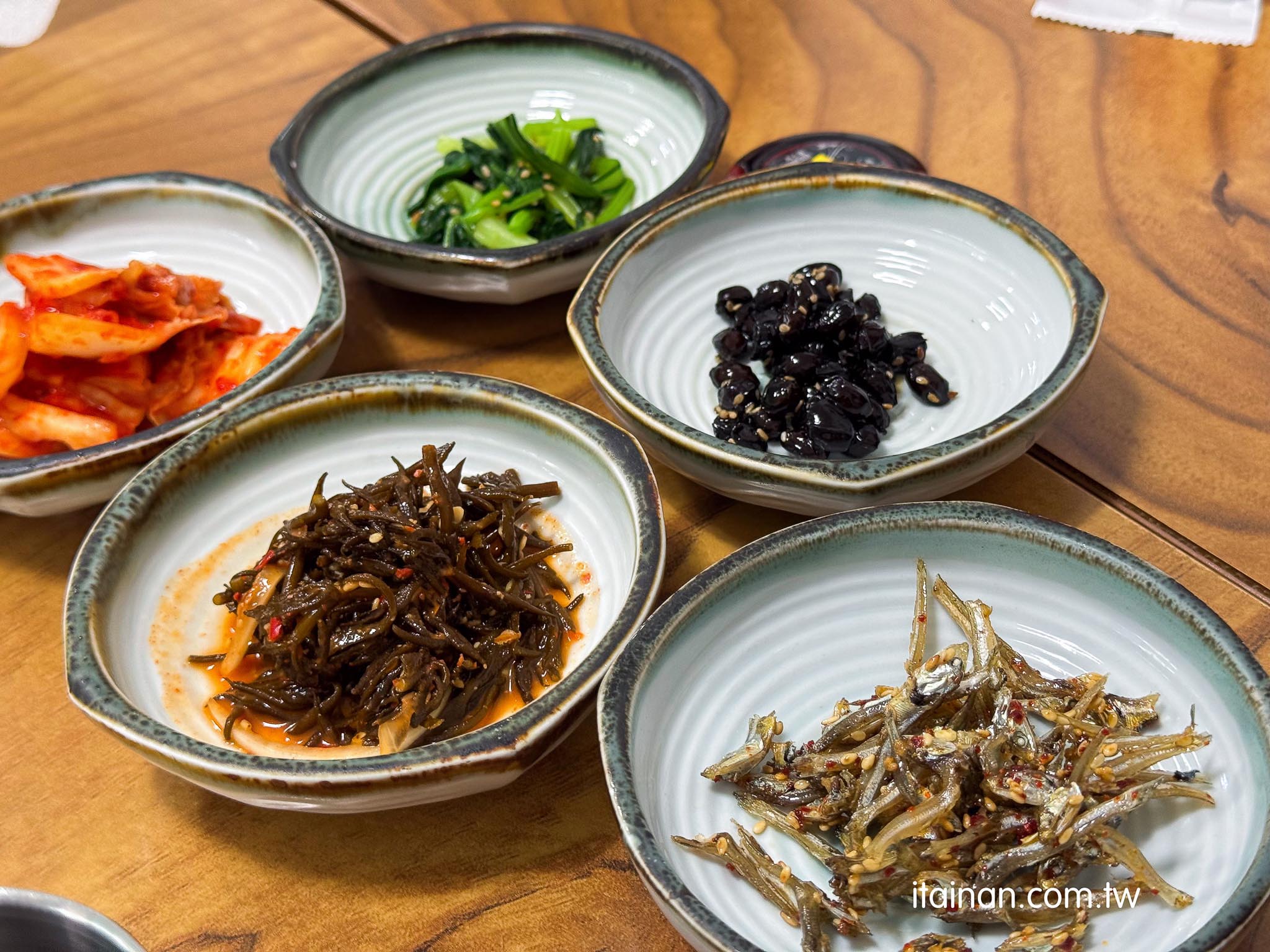 濟州島美食|太浮誇!海鮮在鍋子裡跳舞!整鍋鮑魚、章魚、螃蟹堆成山,上桌竟然還會動「三姓穴海鮮湯 道頭店 삼성혈해물탕 도두점」 濟州島美食|太浮誇!海鮮在鍋子裡跳舞!整鍋鮑魚、章魚、螃蟹堆成山,上桌竟然還會動「三姓穴海鮮湯 道頭店 삼성혈해물탕 도두점」
