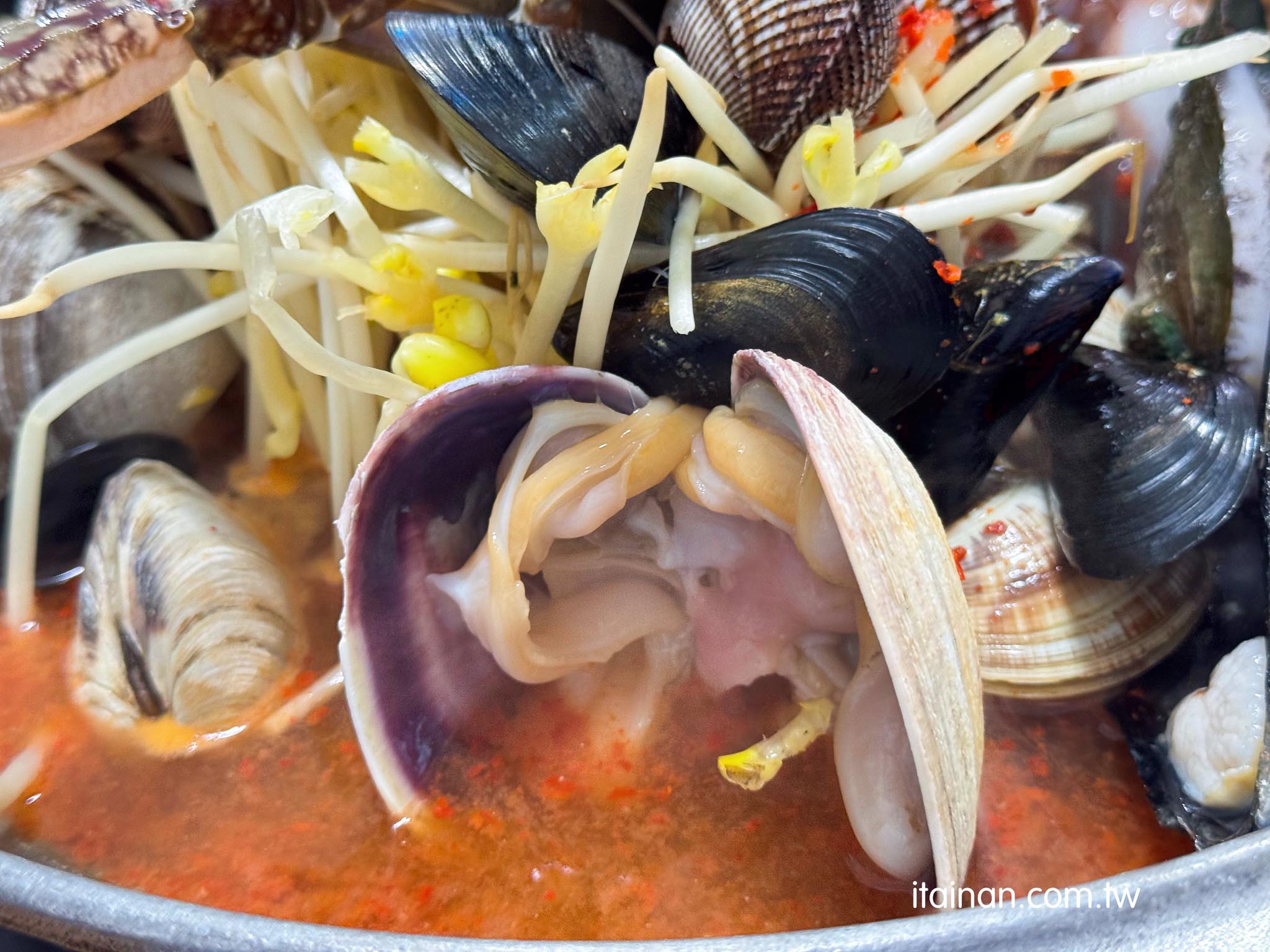 濟州島美食|太浮誇!海鮮在鍋子裡跳舞!整鍋鮑魚、章魚、螃蟹堆成山,上桌竟然還會動「三姓穴海鮮湯 道頭店 삼성혈해물탕 도두점」 濟州島美食|太浮誇!海鮮在鍋子裡跳舞!整鍋鮑魚、章魚、螃蟹堆成山,上桌竟然還會動「三姓穴海鮮湯 道頭店 삼성혈해물탕 도두점」