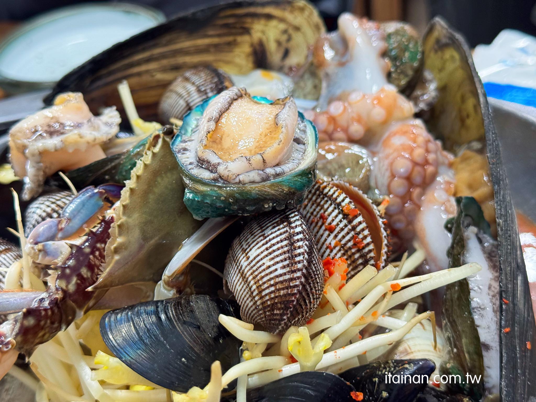 濟州島美食|太浮誇!海鮮在鍋子裡跳舞!整鍋鮑魚、章魚、螃蟹堆成山,上桌竟然還會動「三姓穴海鮮湯 道頭店 삼성혈해물탕 도두점」 濟州島美食|太浮誇!海鮮在鍋子裡跳舞!整鍋鮑魚、章魚、螃蟹堆成山,上桌竟然還會動「三姓穴海鮮湯 道頭店 삼성혈해물탕 도두점」