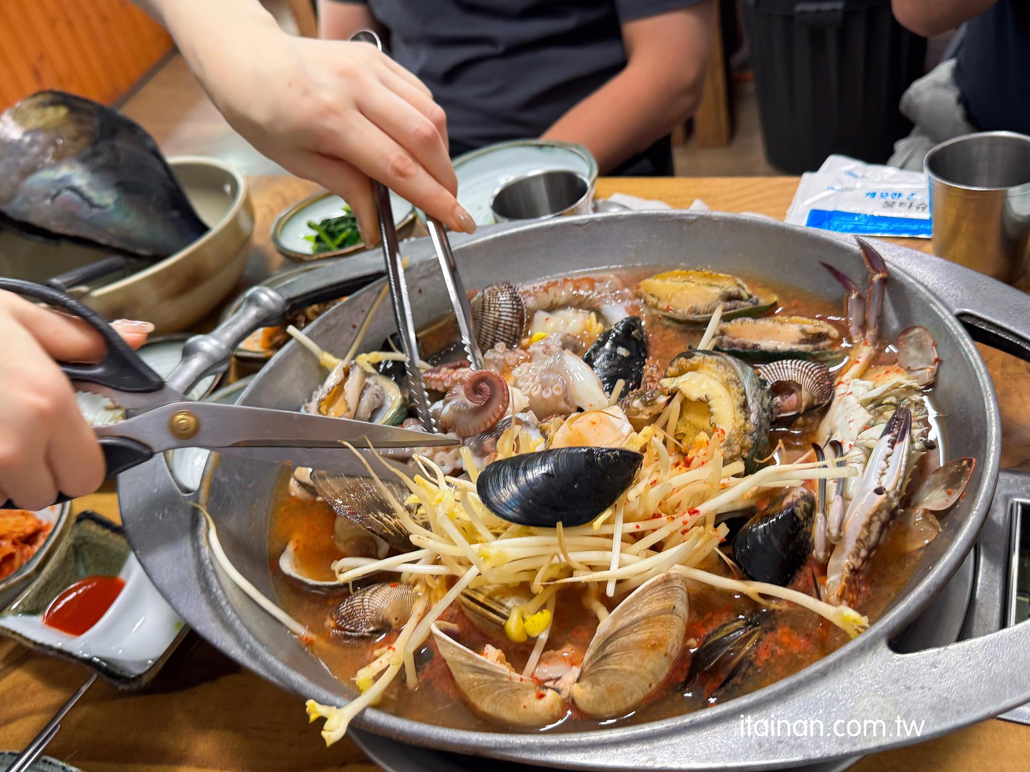 濟州島美食｜太浮誇！海鮮在鍋子裡跳舞!整鍋鮑魚、章魚、螃蟹堆成山，上桌竟然還會動「三姓穴海鮮湯 道頭店 삼성혈해물탕 도두점」