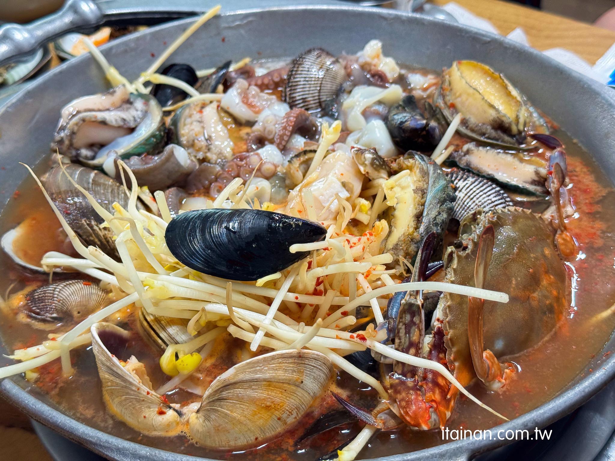 濟州島美食｜太浮誇！海鮮在鍋子裡跳舞!整鍋鮑魚、章魚、螃蟹堆成山，上桌竟然還會動「三姓穴海鮮湯 道頭店 삼성혈해물탕 도두점」
