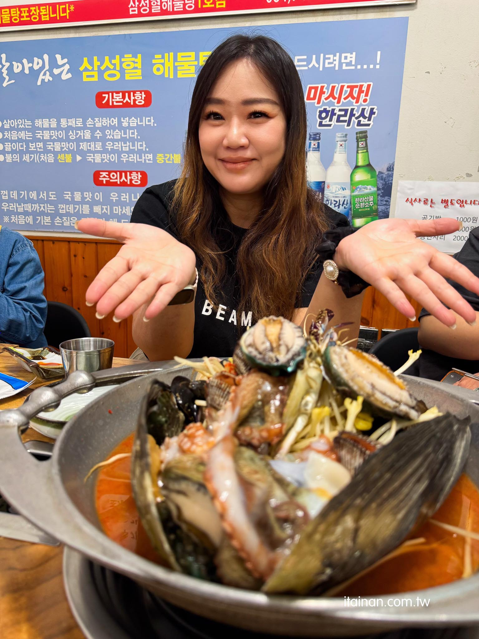 濟州島美食|太浮誇!海鮮在鍋子裡跳舞!整鍋鮑魚、章魚、螃蟹堆成山,上桌竟然還會動「三姓穴海鮮湯 道頭店 삼성혈해물탕 도두점」 濟州島美食|太浮誇!海鮮在鍋子裡跳舞!整鍋鮑魚、章魚、螃蟹堆成山,上桌竟然還會動「三姓穴海鮮湯 道頭店 삼성혈해물탕 도두점」
