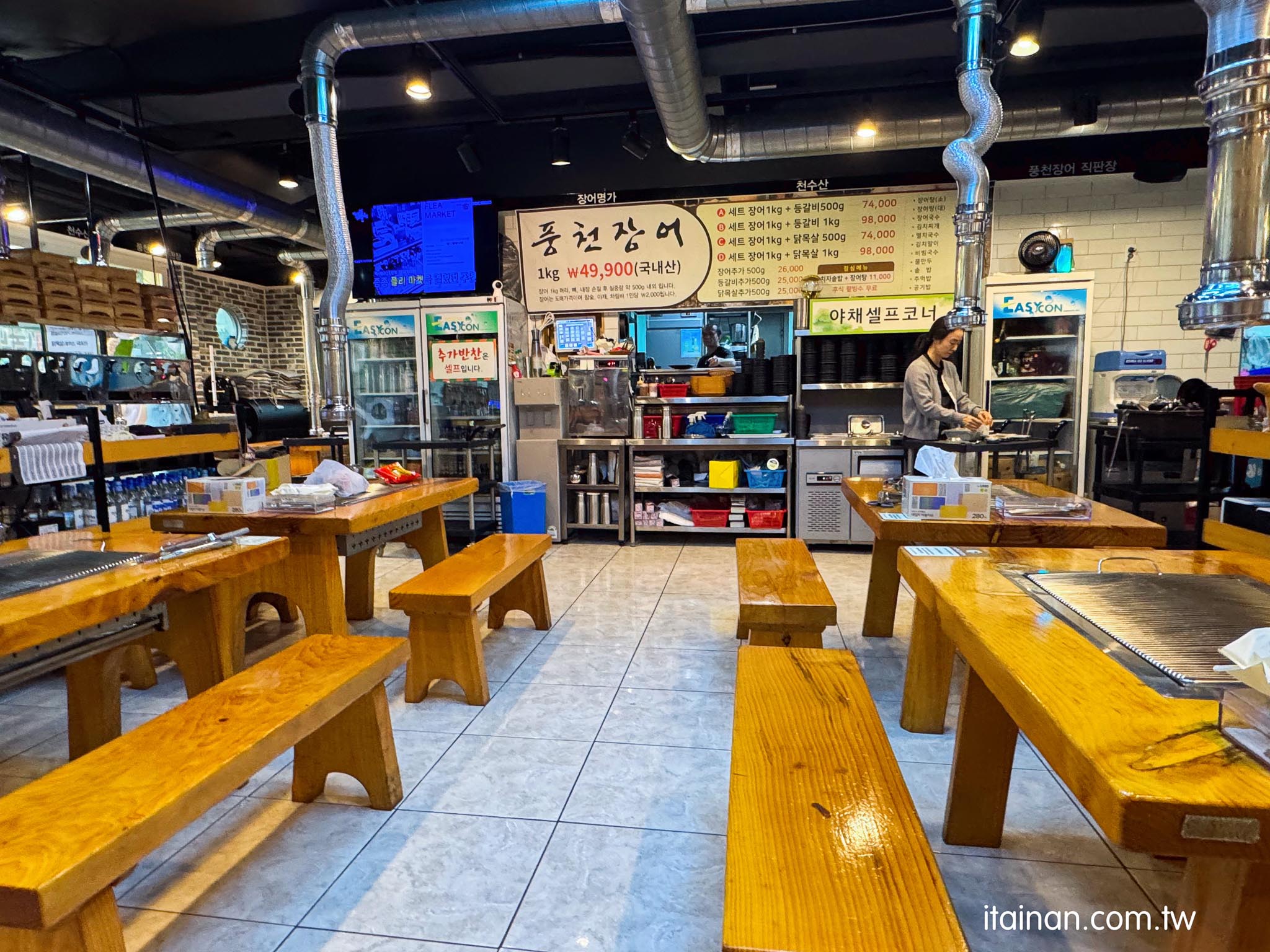 濟州島美食｜太划算～1kg風川鰻魚台幣一千出頭！在地人也愛的炭火烤鰻魚，外酥內嫩超涮嘴，還有專人代烤「천장어 제주」