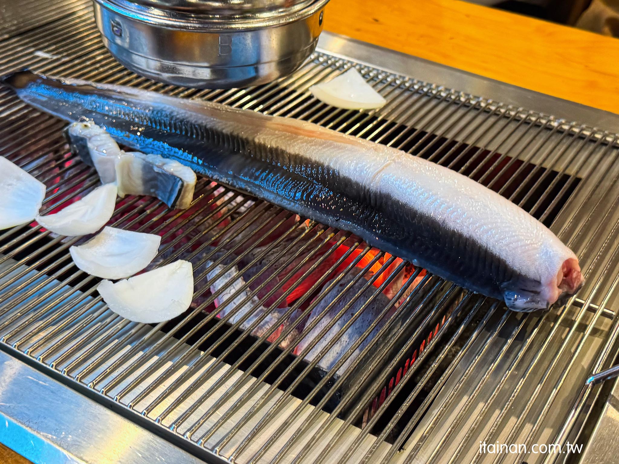 濟州島美食｜太划算～1kg風川鰻魚台幣一千出頭！在地人也愛的炭火烤鰻魚，外酥內嫩超涮嘴，還有專人代烤「천장어 제주」