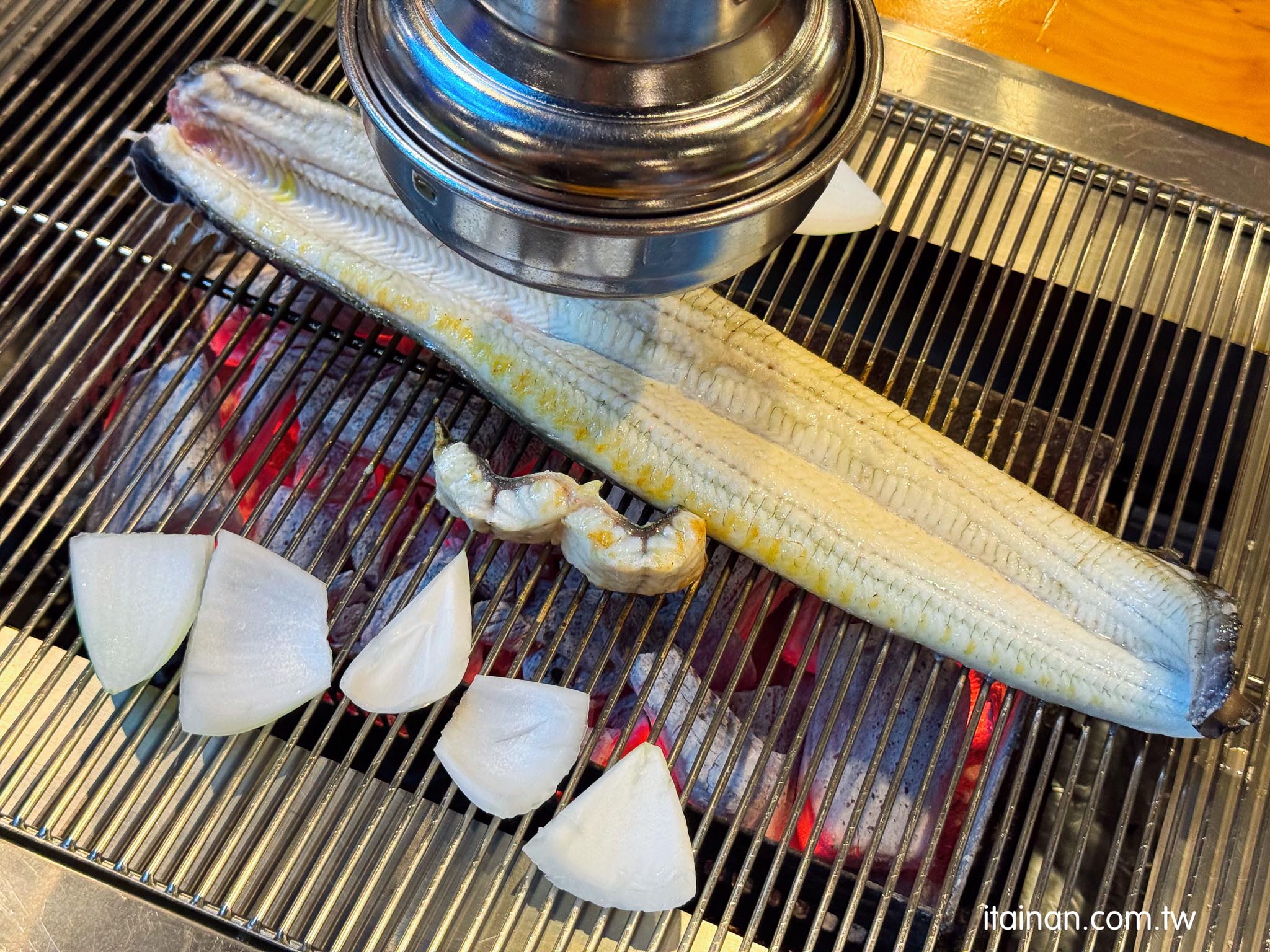 濟州島美食｜太划算～1kg風川鰻魚台幣一千出頭！在地人也愛的炭火烤鰻魚，外酥內嫩超涮嘴，還有專人代烤「천장어 제주」