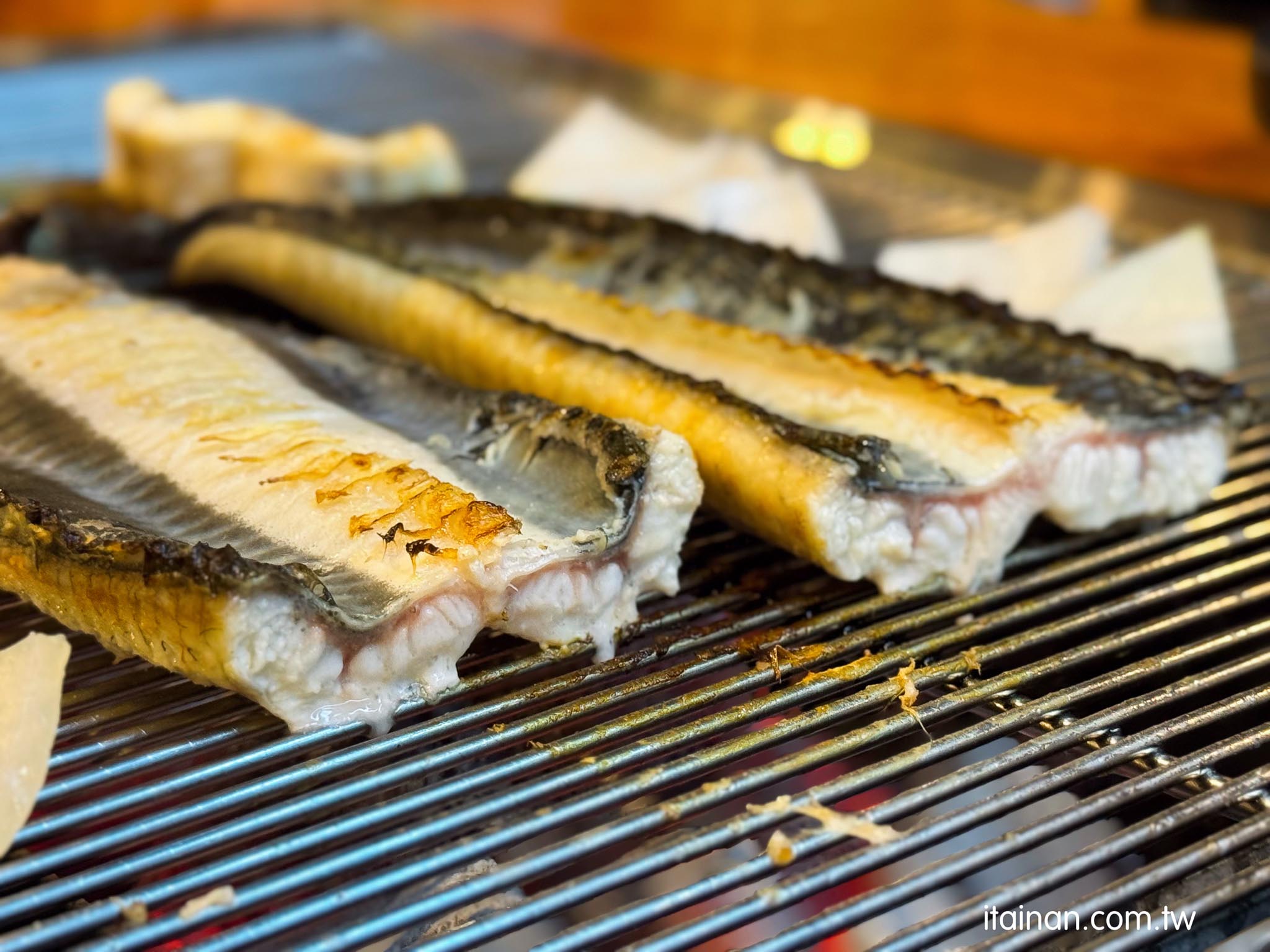 濟州島美食｜太划算～1kg風川鰻魚台幣一千出頭！在地人也愛的炭火烤鰻魚，外酥內嫩超涮嘴，還有專人代烤「천장어 제주」