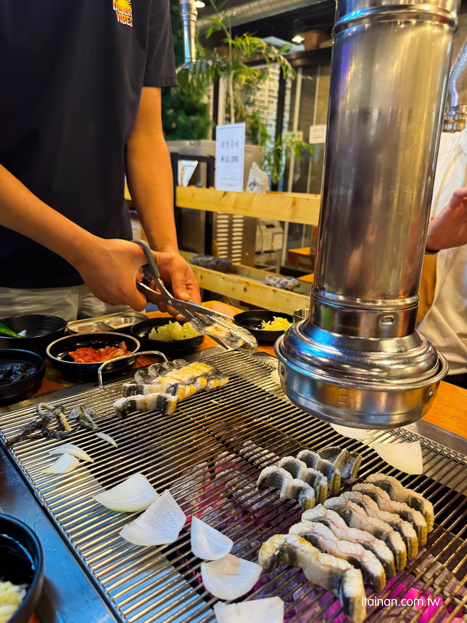 濟州島美食｜太划算～1kg風川鰻魚台幣一千出頭！在地人也愛的炭火烤鰻魚，外酥內嫩超涮嘴，還有專人代烤「천장어 제주」