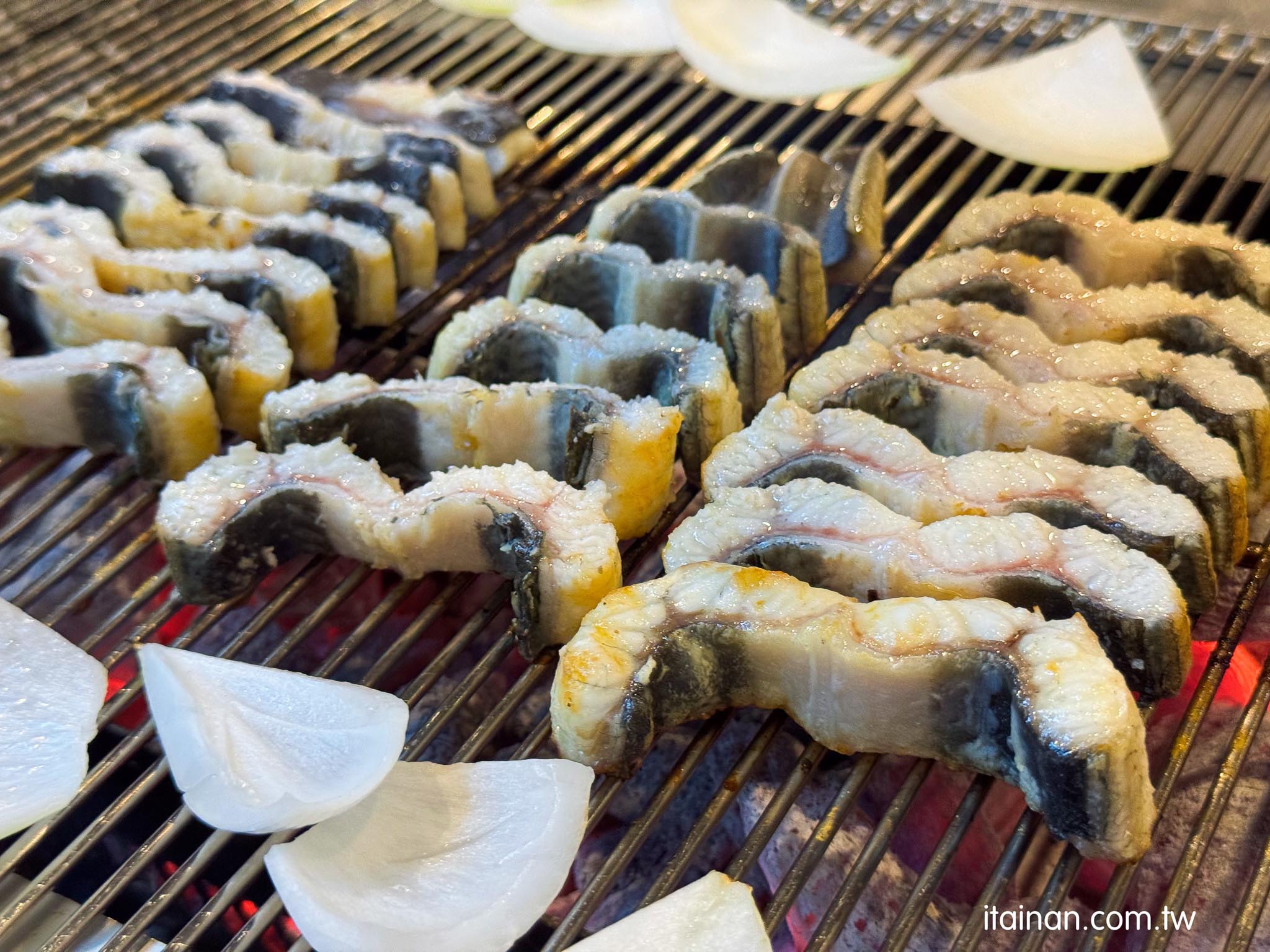 濟州島美食｜太划算～1kg風川鰻魚台幣一千出頭！在地人也愛的炭火烤鰻魚，外酥內嫩超涮嘴，還有專人代烤「천장어 제주」