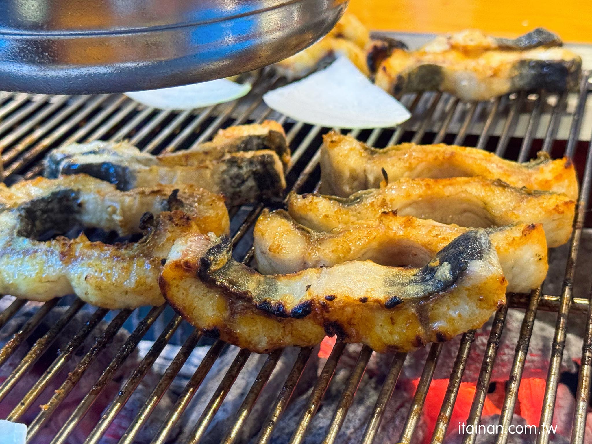 濟州島美食｜太划算～1kg風川鰻魚台幣一千出頭！在地人也愛的炭火烤鰻魚，外酥內嫩超涮嘴，還有專人代烤「천장어 제주」