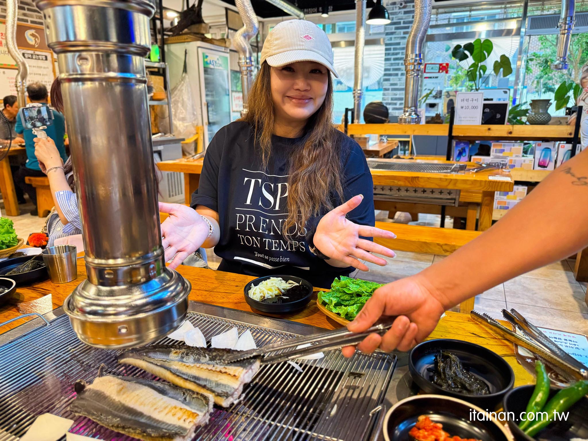 濟州島美食｜太划算～1kg風川鰻魚台幣一千出頭！在地人也愛的炭火烤鰻魚，外酥內嫩超涮嘴，還有專人代烤「천장어 제주」