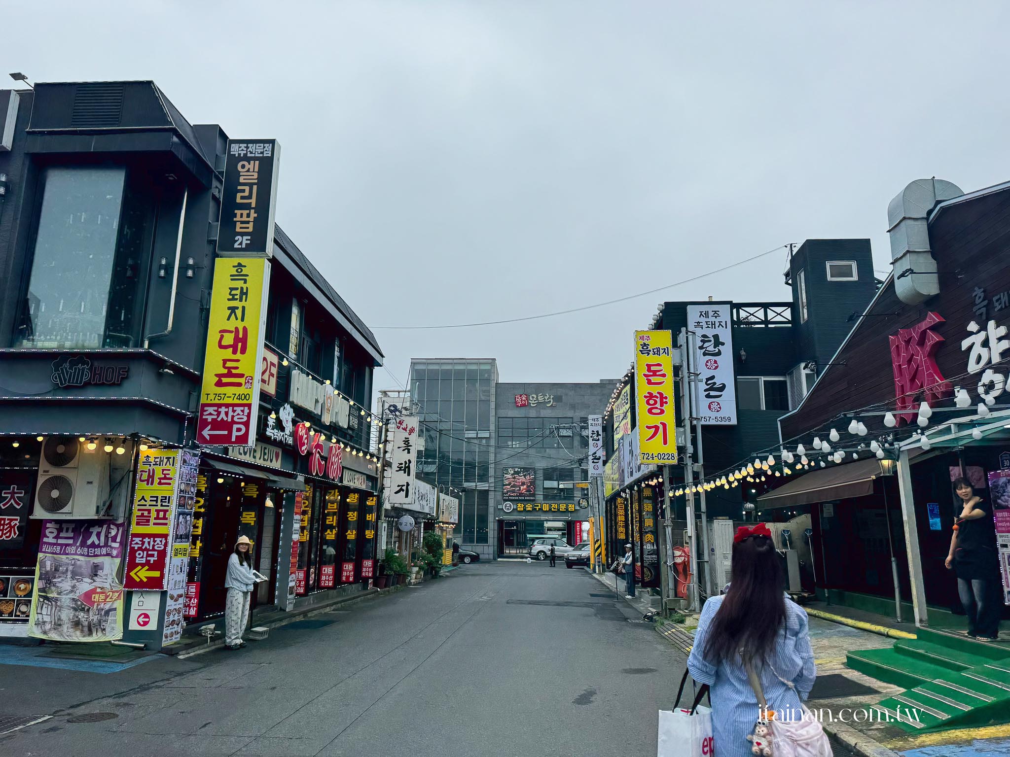 濟州島美食｜濟州島黑豬肉一條街人氣烤肉!專人代烤，冷麵、泡菜湯、蒸蛋、小菜免費吃「豚香氣 돈향기」
