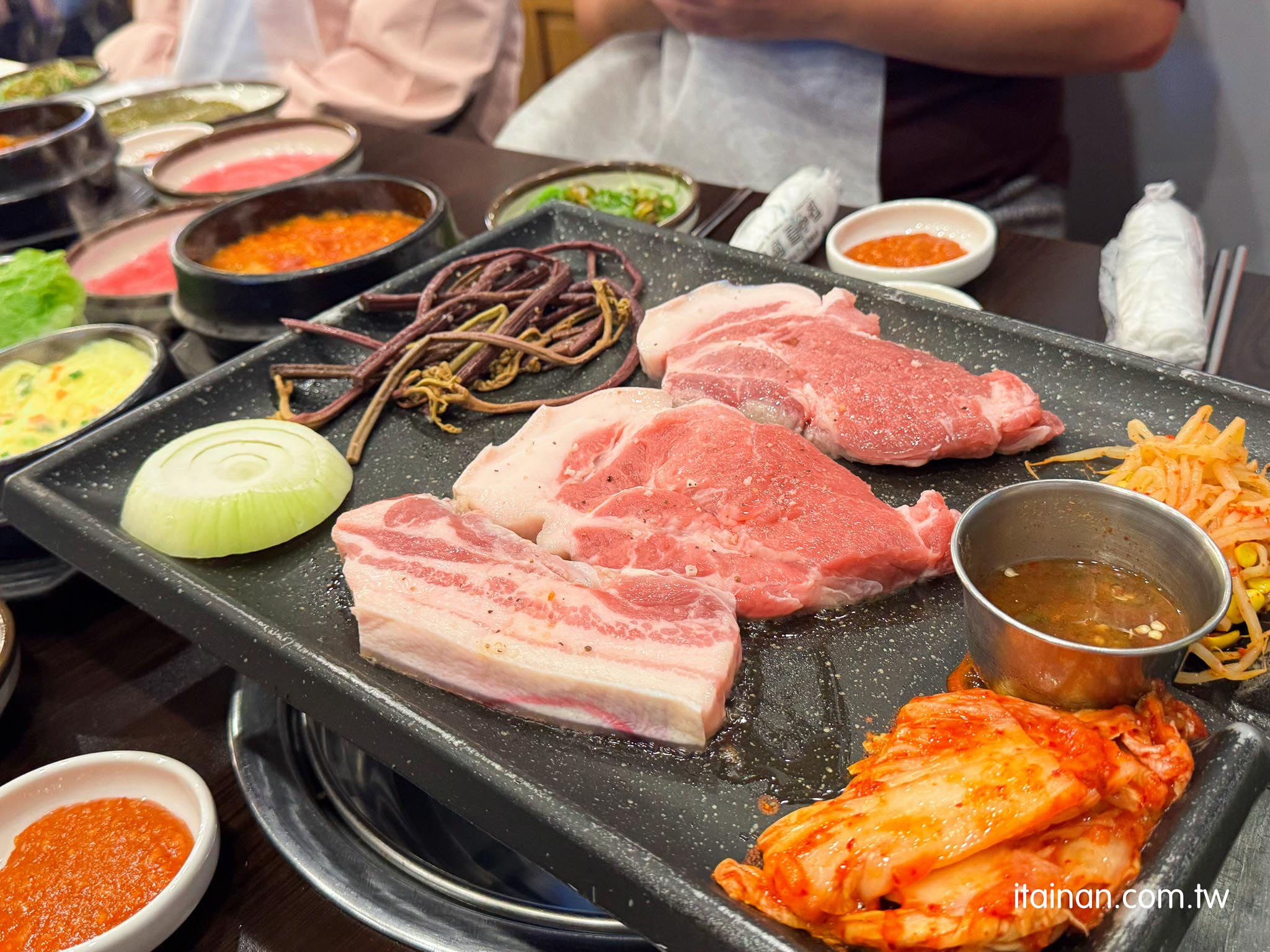 濟州島美食｜濟州島黑豬肉一條街人氣烤肉!專人代烤，冷麵、泡菜湯、蒸蛋、小菜免費吃「豚香氣 돈향기」