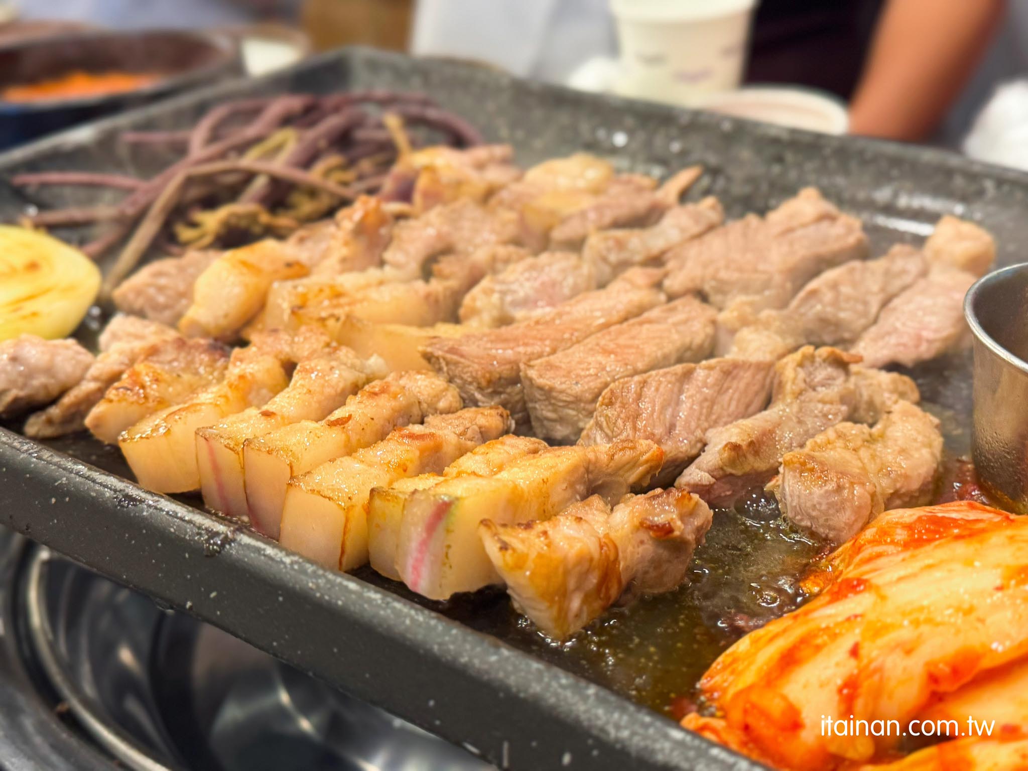 濟州島美食｜濟州島黑豬肉一條街人氣烤肉!專人代烤，冷麵、泡菜湯、蒸蛋、小菜免費吃「豚香氣 돈향기」