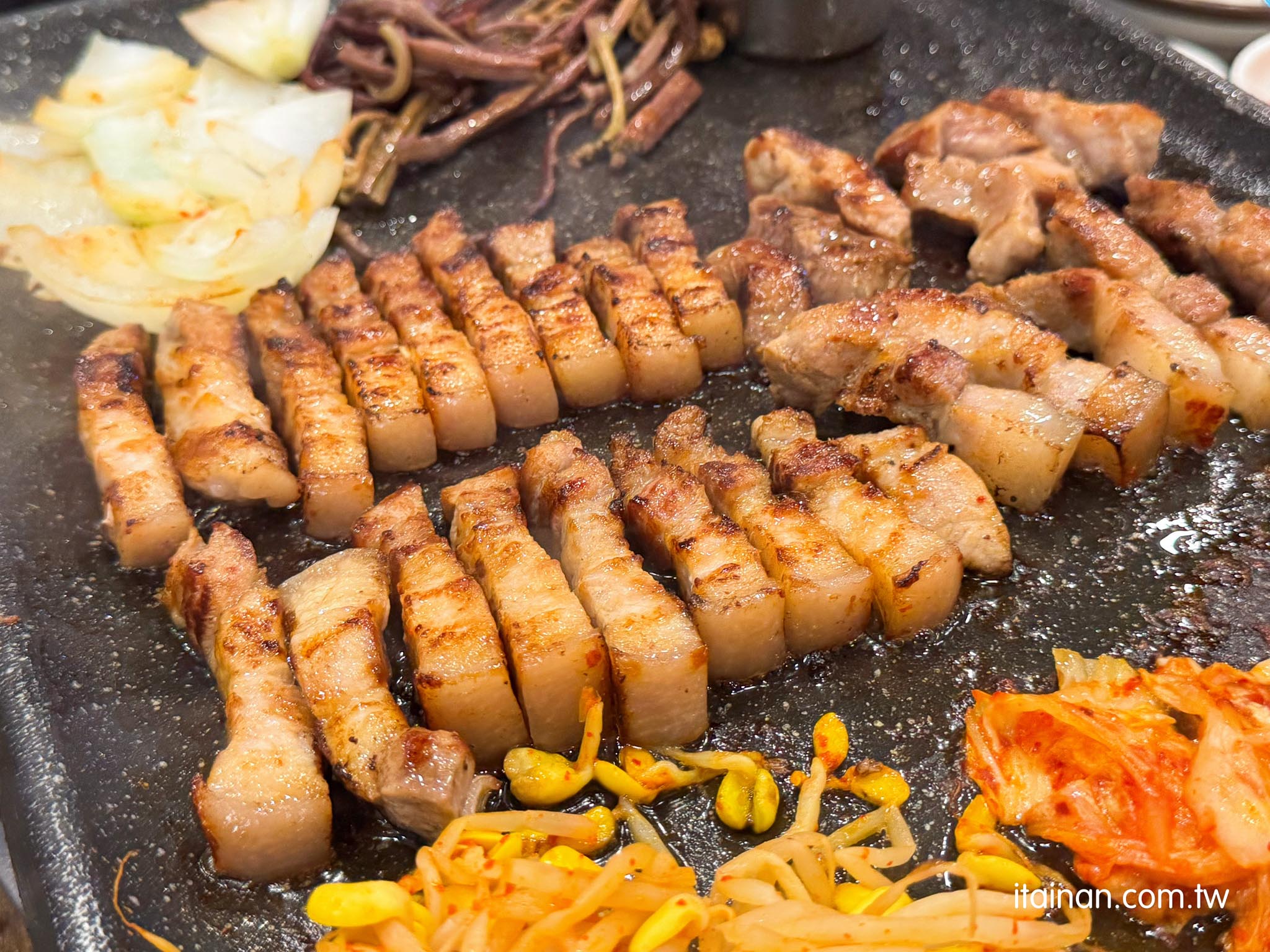 濟州島美食｜濟州島黑豬肉一條街人氣烤肉!專人代烤，冷麵、泡菜湯、蒸蛋、小菜免費吃「豚香氣 돈향기」