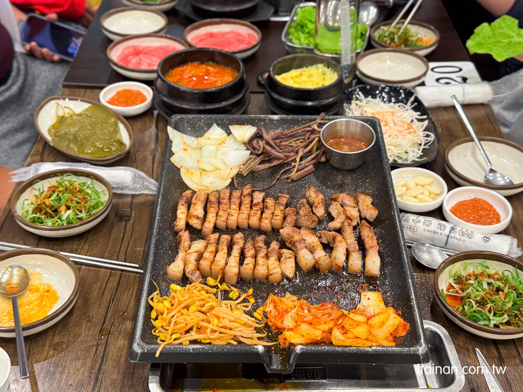 濟州島美食｜濟州島黑豬肉一條街人氣烤肉!專人代烤，冷麵、泡菜湯、蒸蛋、小菜免費吃「豚香氣 돈향기」