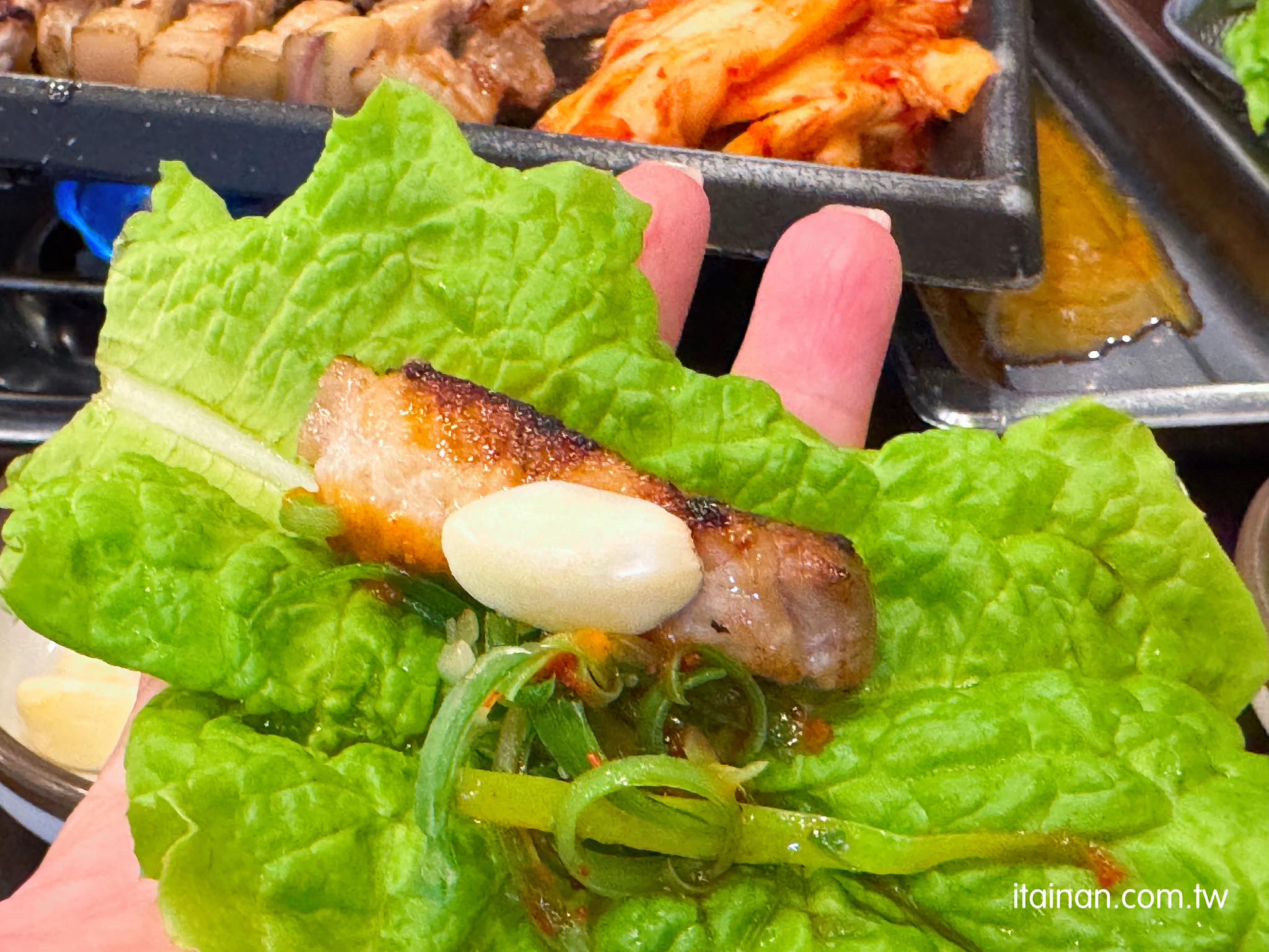 濟州島美食｜濟州島黑豬肉一條街人氣烤肉!專人代烤，冷麵、泡菜湯、蒸蛋、小菜免費吃「豚香氣 돈향기」