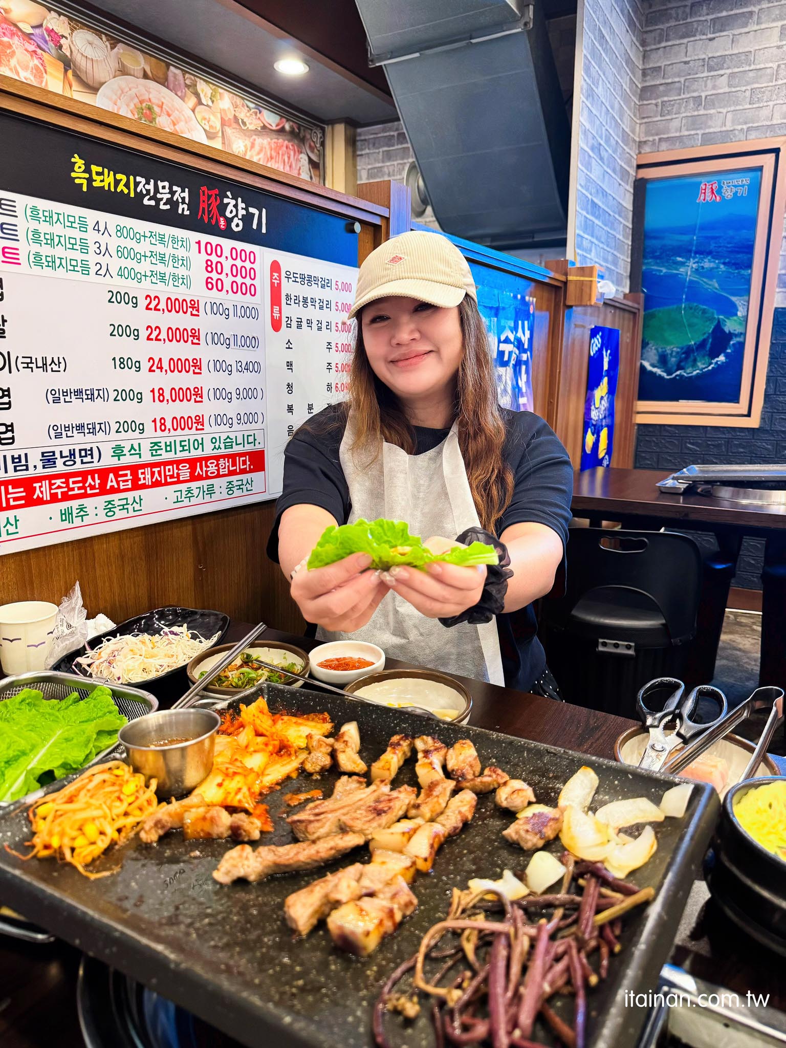 濟州島美食｜濟州島黑豬肉一條街人氣烤肉!專人代烤，冷麵、泡菜湯、蒸蛋、小菜免費吃「豚香氣 돈향기」
