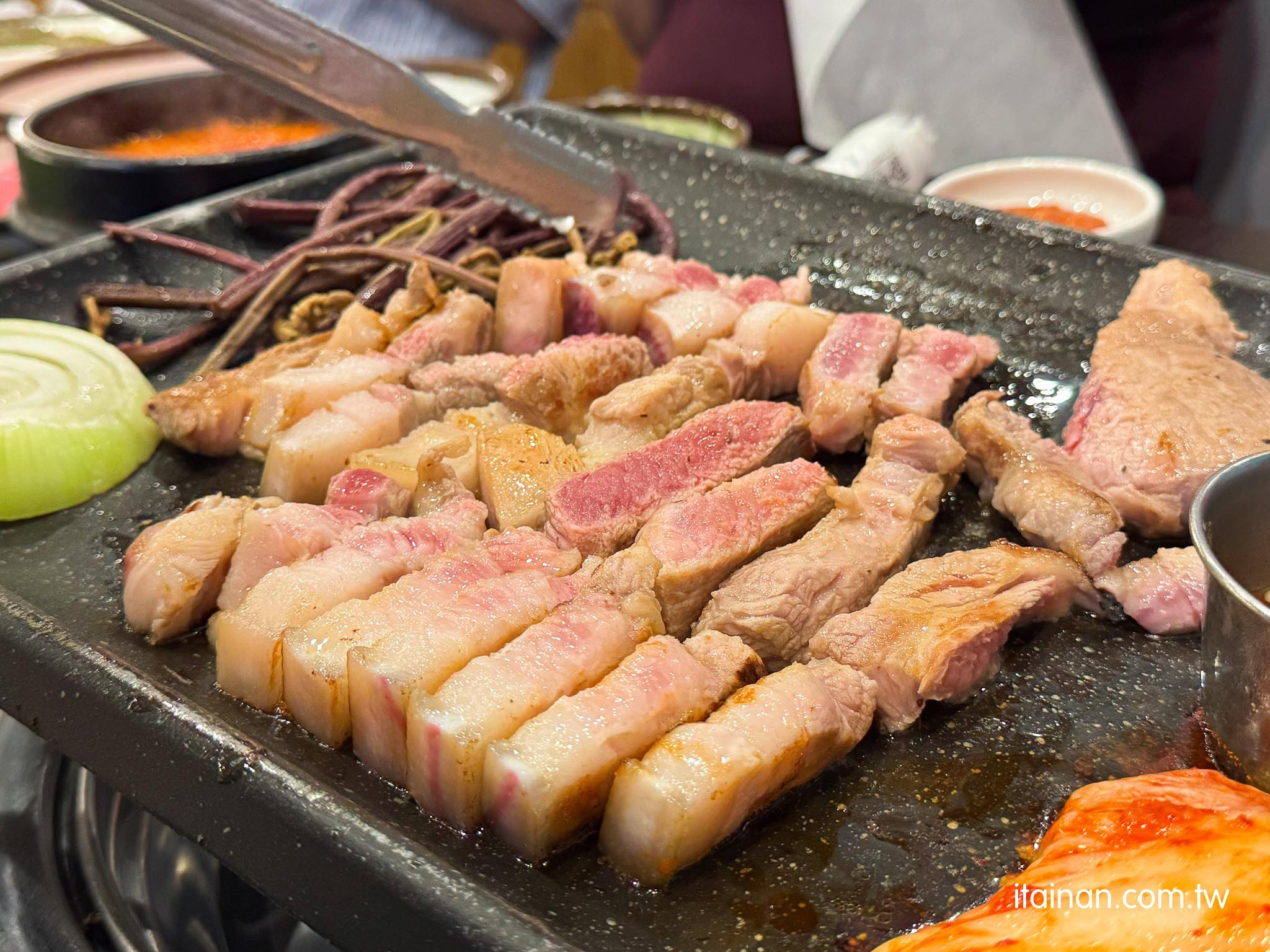 濟州島美食｜濟州島黑豬肉一條街人氣烤肉!專人代烤，冷麵、泡菜湯、蒸蛋、小菜免費吃「豚香氣 돈향기」