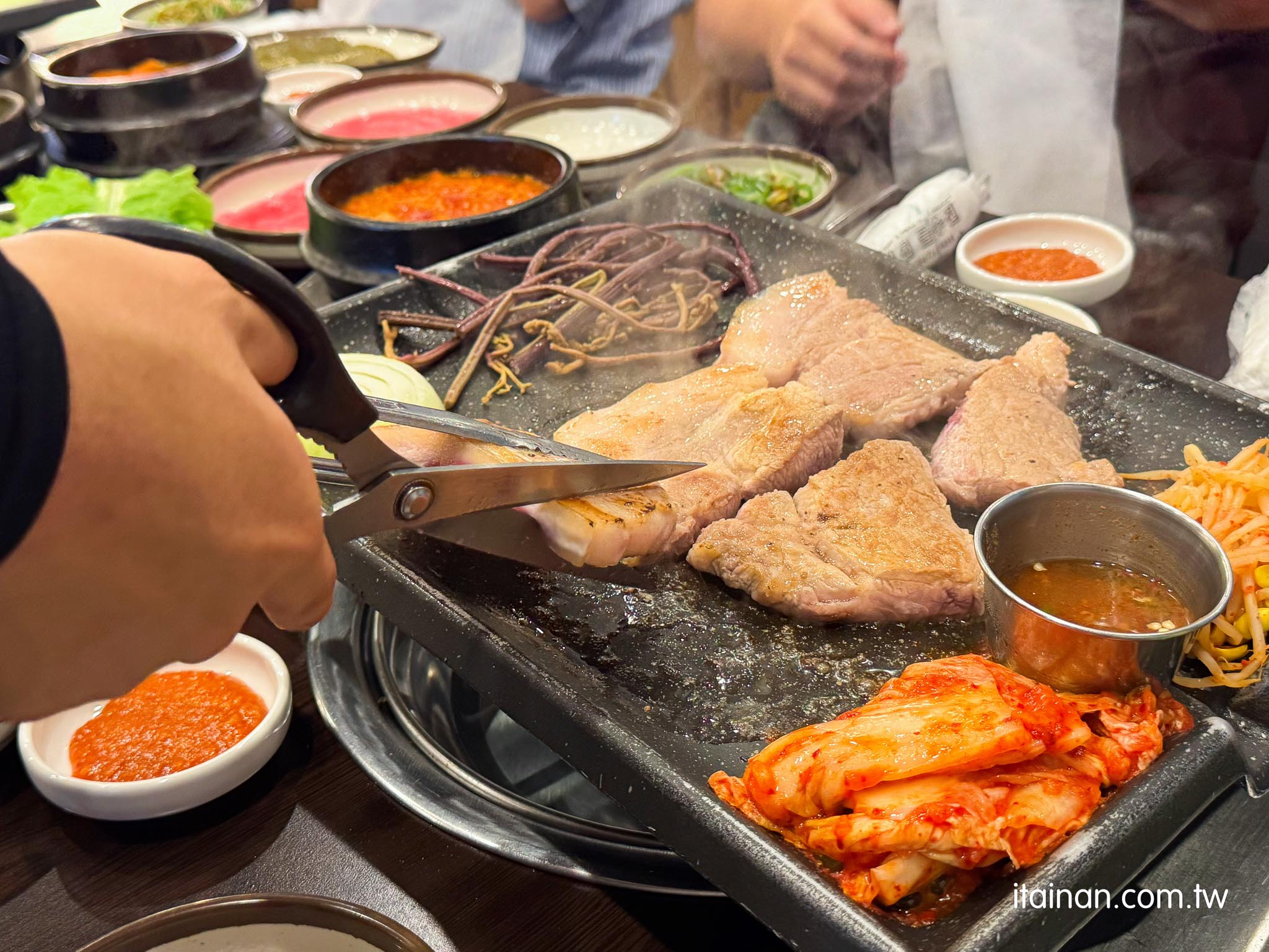濟州島美食｜濟州島黑豬肉一條街人氣烤肉!專人代烤，冷麵、泡菜湯、蒸蛋、小菜免費吃「豚香氣 돈향기」