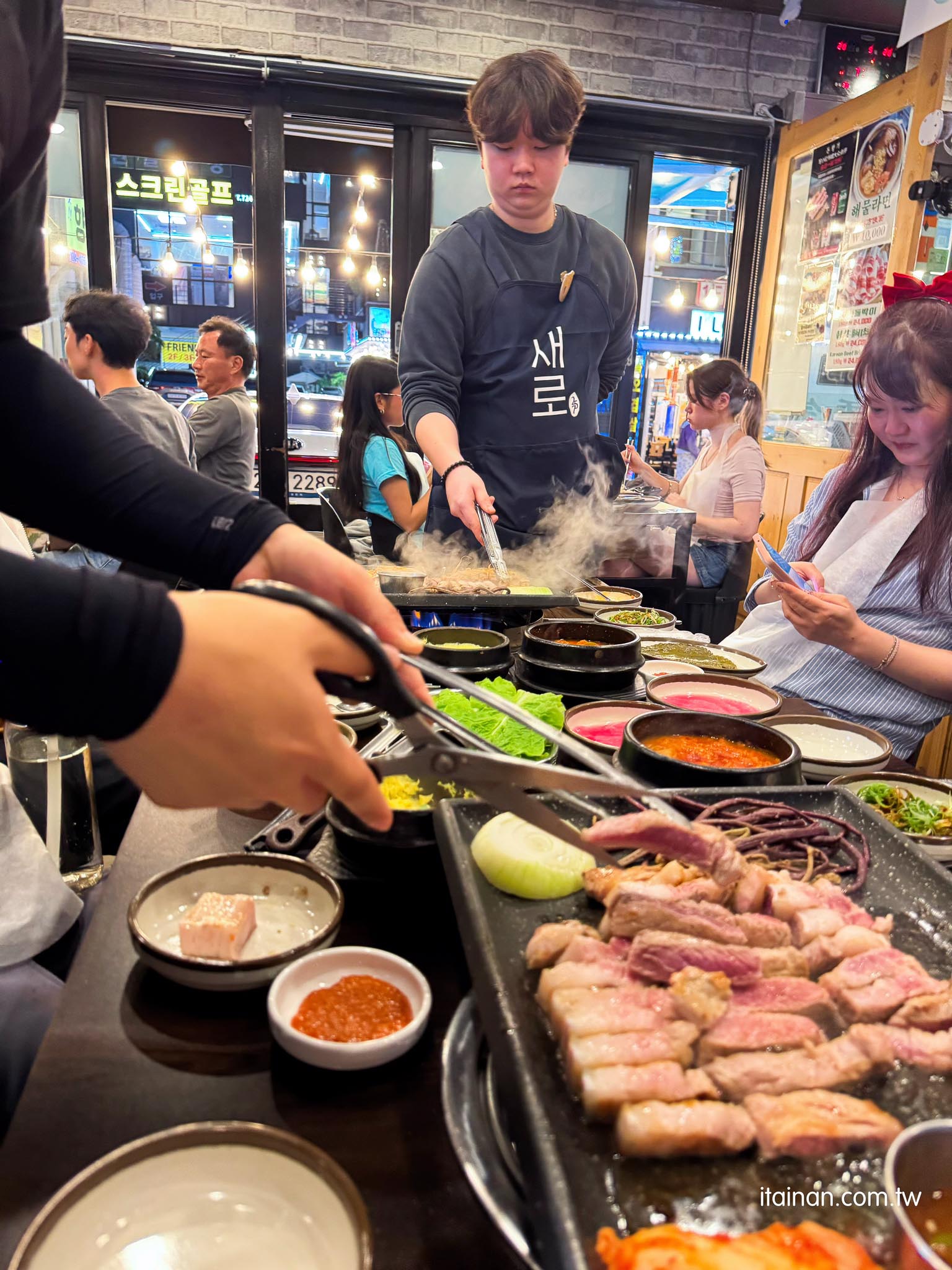 濟州島美食｜濟州島黑豬肉一條街人氣烤肉!專人代烤，冷麵、泡菜湯、蒸蛋、小菜免費吃「豚香氣 돈향기」