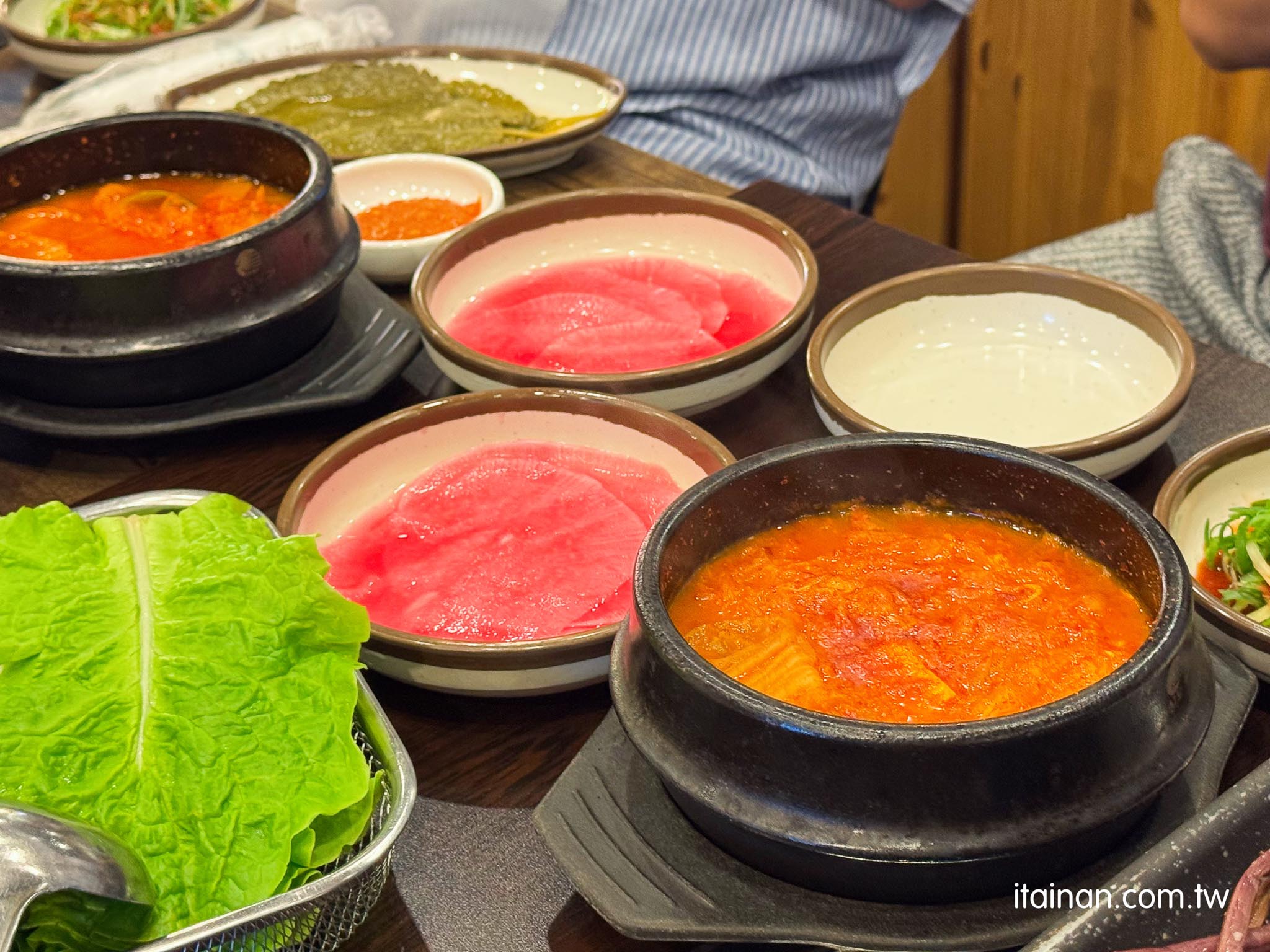 濟州島美食｜濟州島黑豬肉一條街人氣烤肉!專人代烤，冷麵、泡菜湯、蒸蛋、小菜免費吃「豚香氣 돈향기」
