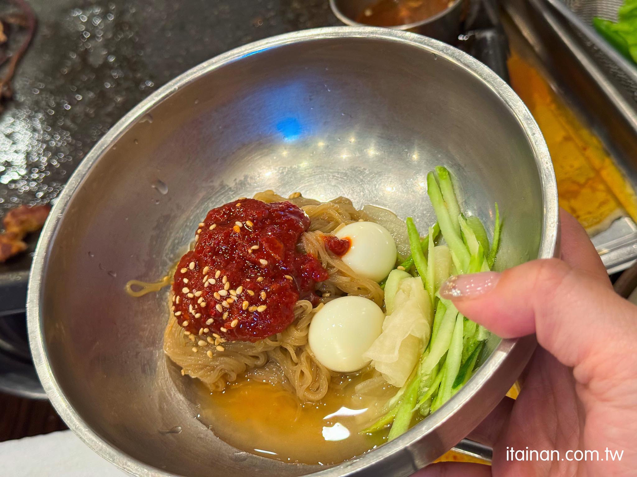 濟州島美食｜濟州島黑豬肉一條街人氣烤肉!專人代烤，冷麵、泡菜湯、蒸蛋、小菜免費吃「豚香氣 돈향기」