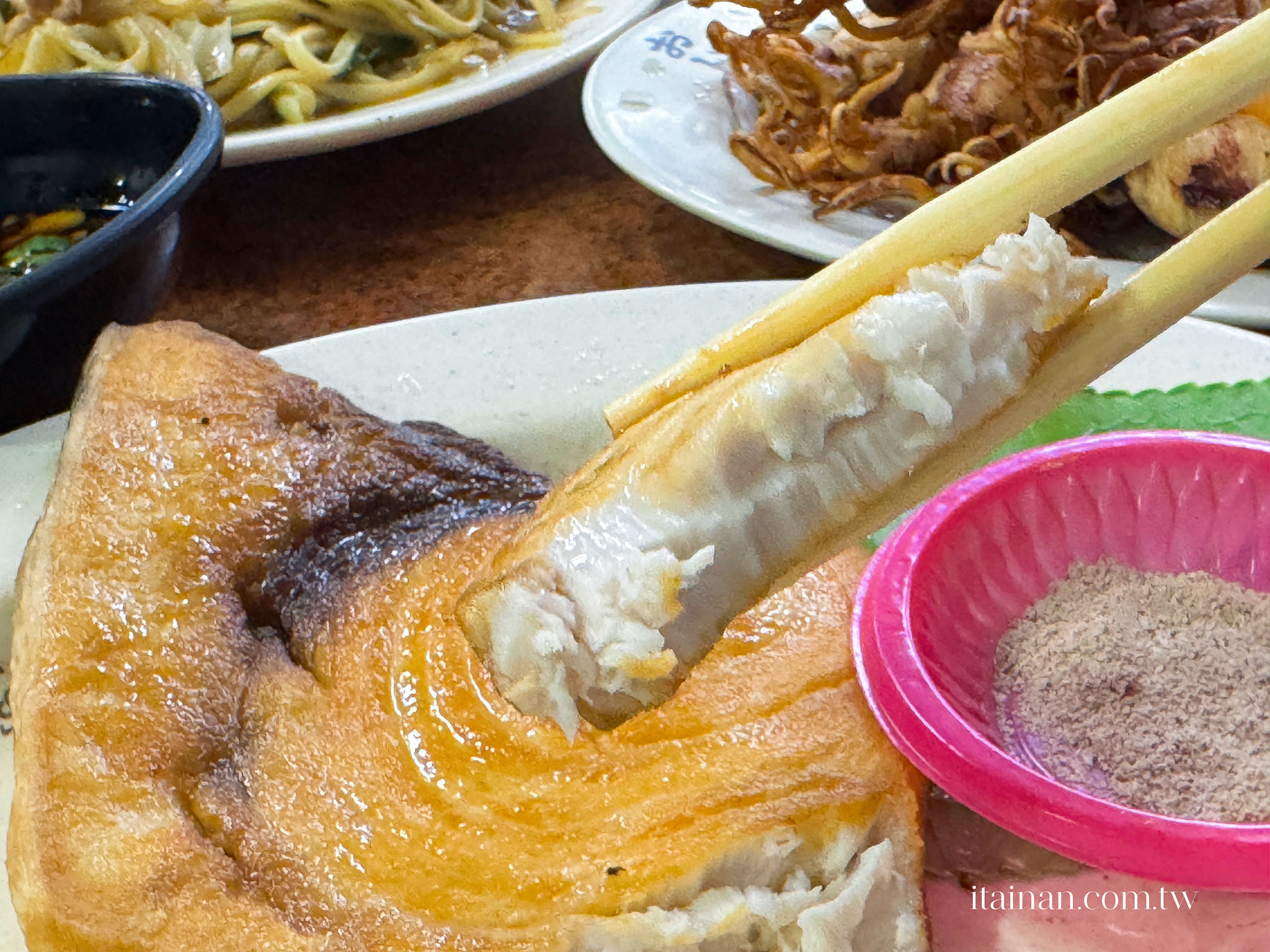 台東美食|500盤推薦!來海產店竟然要吃『雞』?富岡漁港人氣老字號,黃金玉米雞、乾煎小管必點「特選海產店」 台東美食|500盤推薦!來海產店竟然要吃『雞』?富岡漁港人氣老字號,黃金玉米雞、乾煎小管必點「特選海產店」
