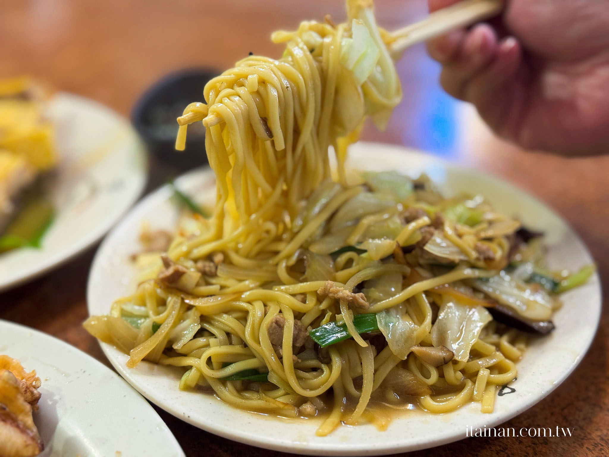 台東美食|500盤推薦!來海產店竟然要吃『雞』?富岡漁港人氣老字號,黃金玉米雞、乾煎小管必點「特選海產店」 台東美食|500盤推薦!來海產店竟然要吃『雞』?富岡漁港人氣老字號,黃金玉米雞、乾煎小管必點「特選海產店」